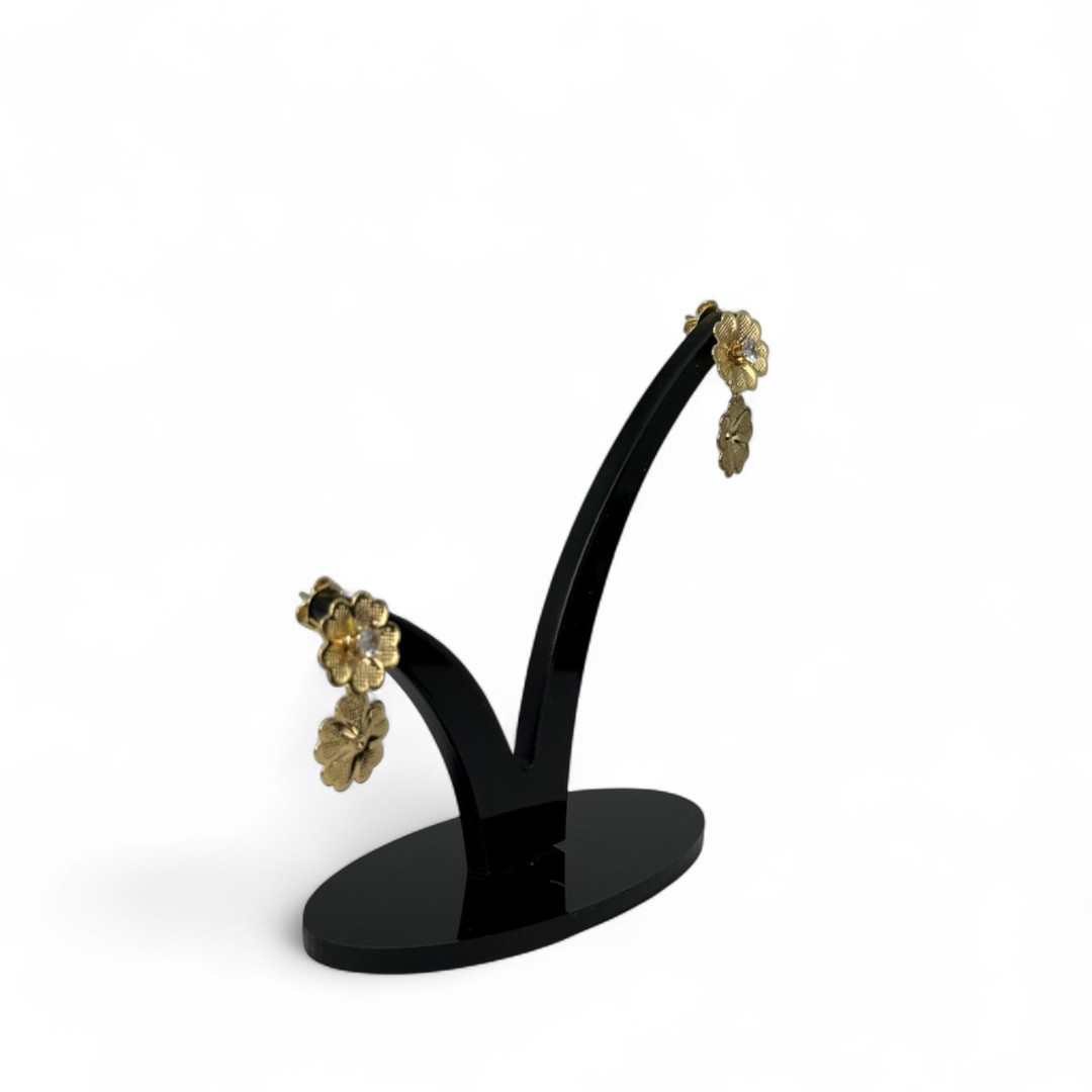 BRINCO COM PENDURICALHO FLOR DUPLA COM PONTO DE LUZ CRISTAL  - BANHADO A OURO 18K