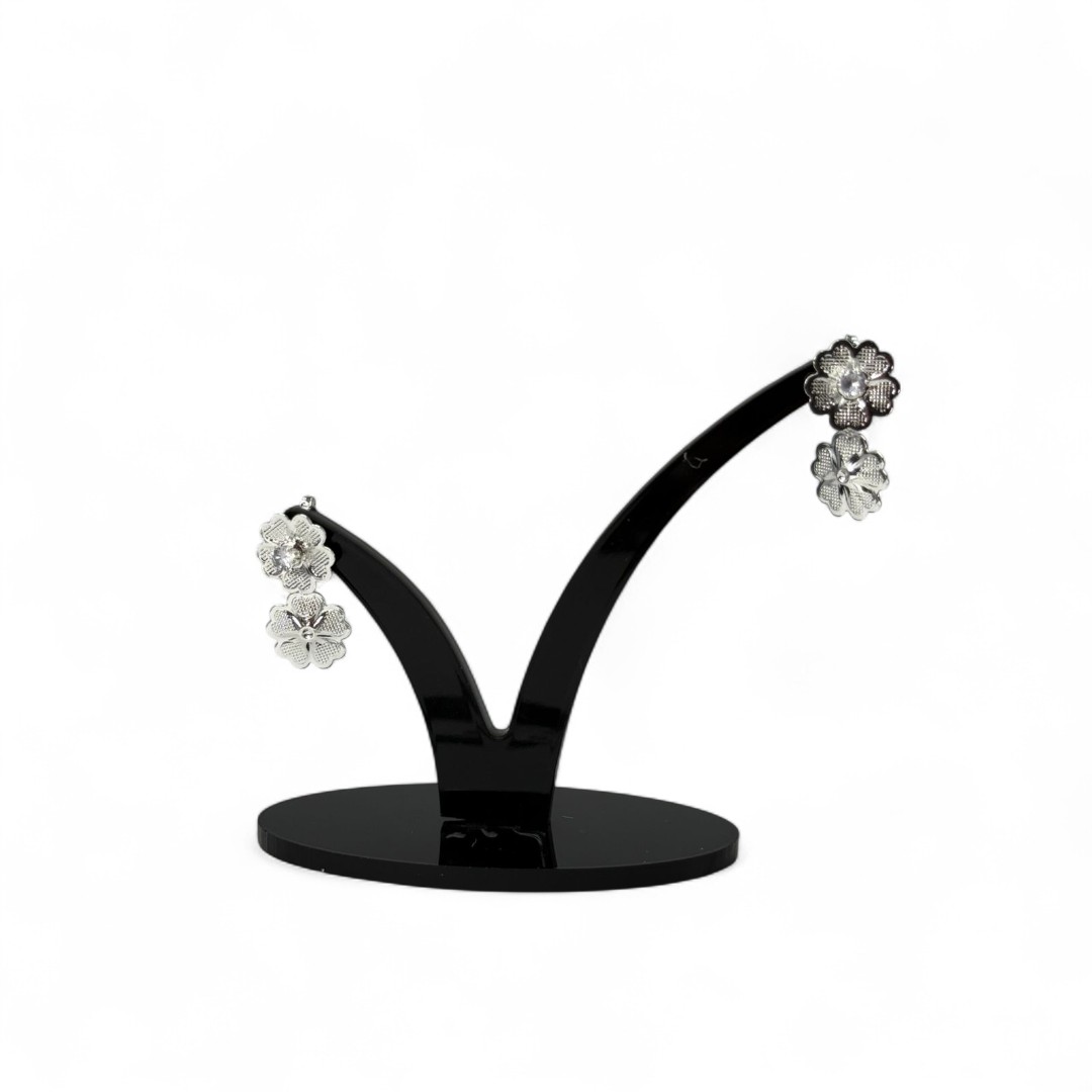 BRINCO COM PENDURICALHO FLOR DUPLA COM PONTO DE LUZ CRISTAL  - BANHADO A PRATA 925