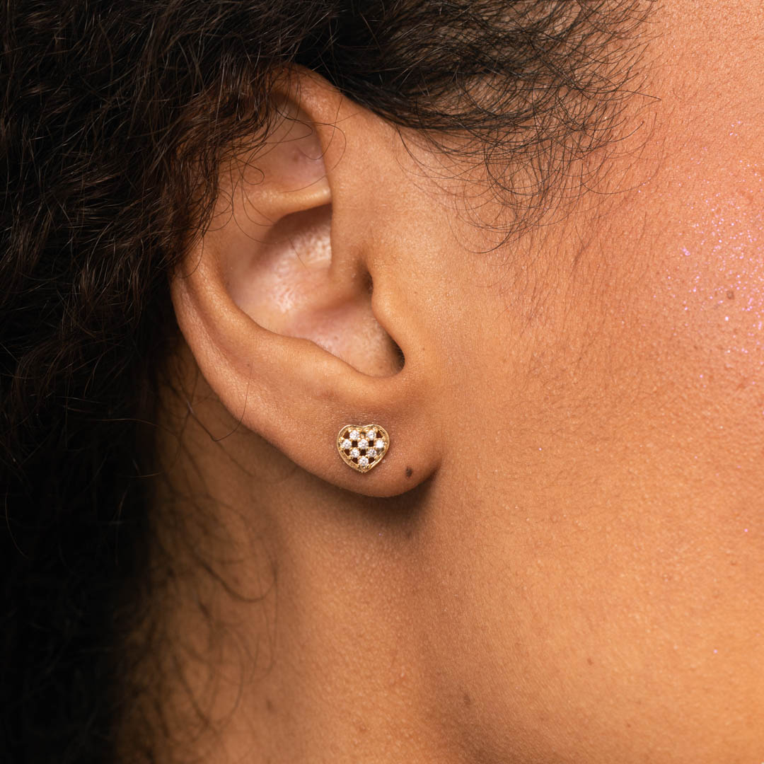 BRINCO PEQUENO CORAÇÃO COM MICRO ZIRCONIA CRISTAL QUADRICULADO - BANHADO A OURO 18K