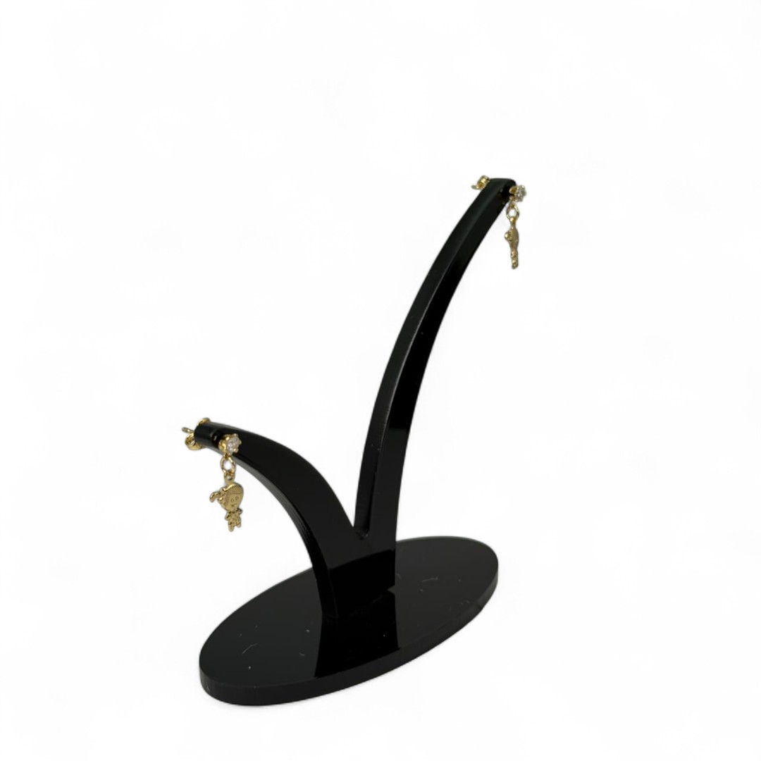 BRINCO PEQUENO PENDURICALHO COM MENINA PENDURADO E PONTO DE LUZ - BANHADO A OURO 18K