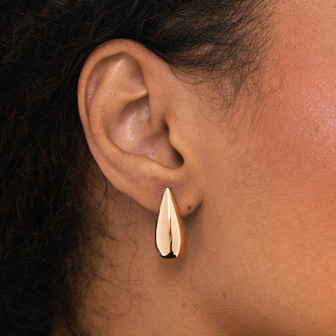 BRINCO GOTA MÉDIA LISA- BANHADO A OURO 18K