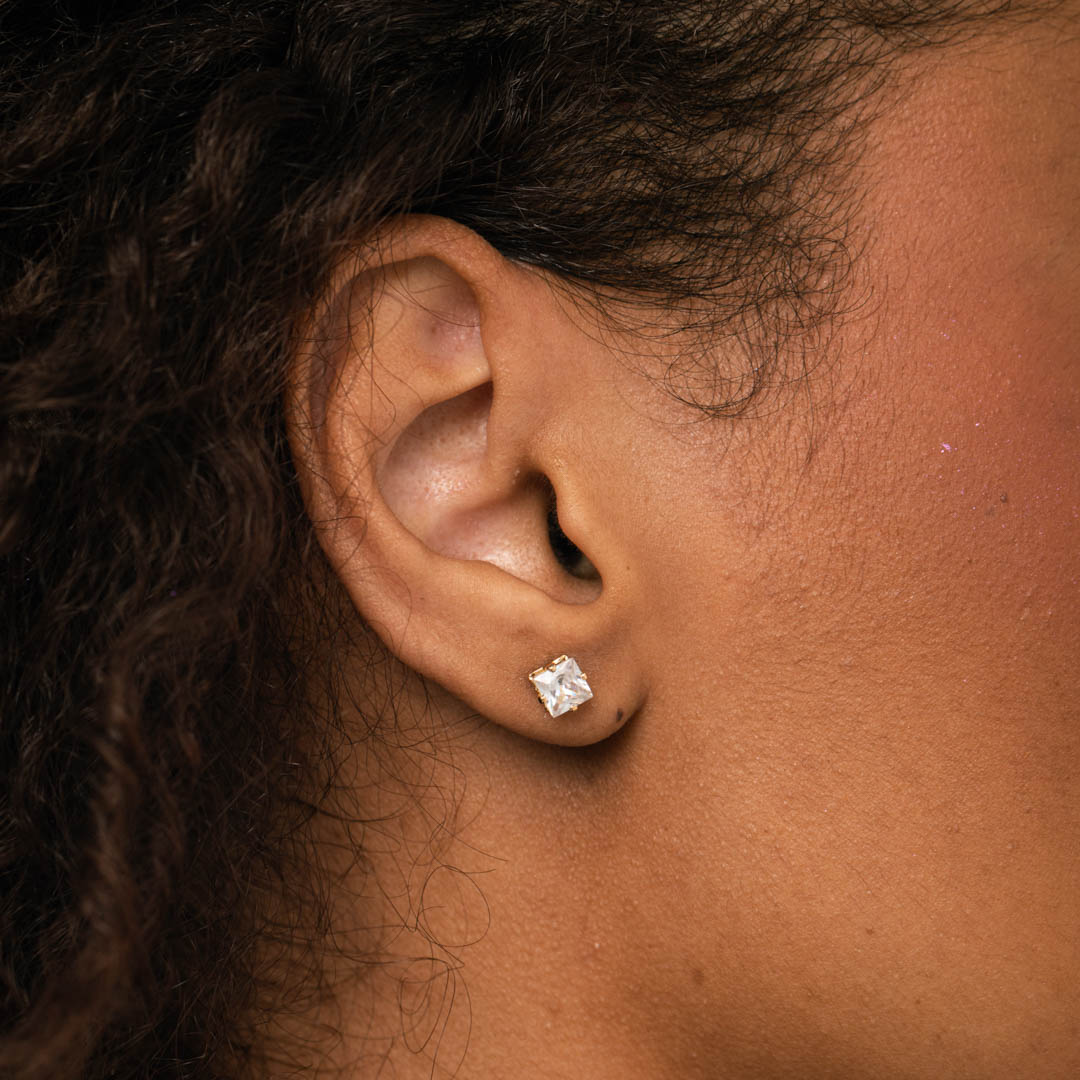 BRINCO PONTO DE LUZ QUADRADO COM 4 GARRAS - BANHADO A OURO 18K