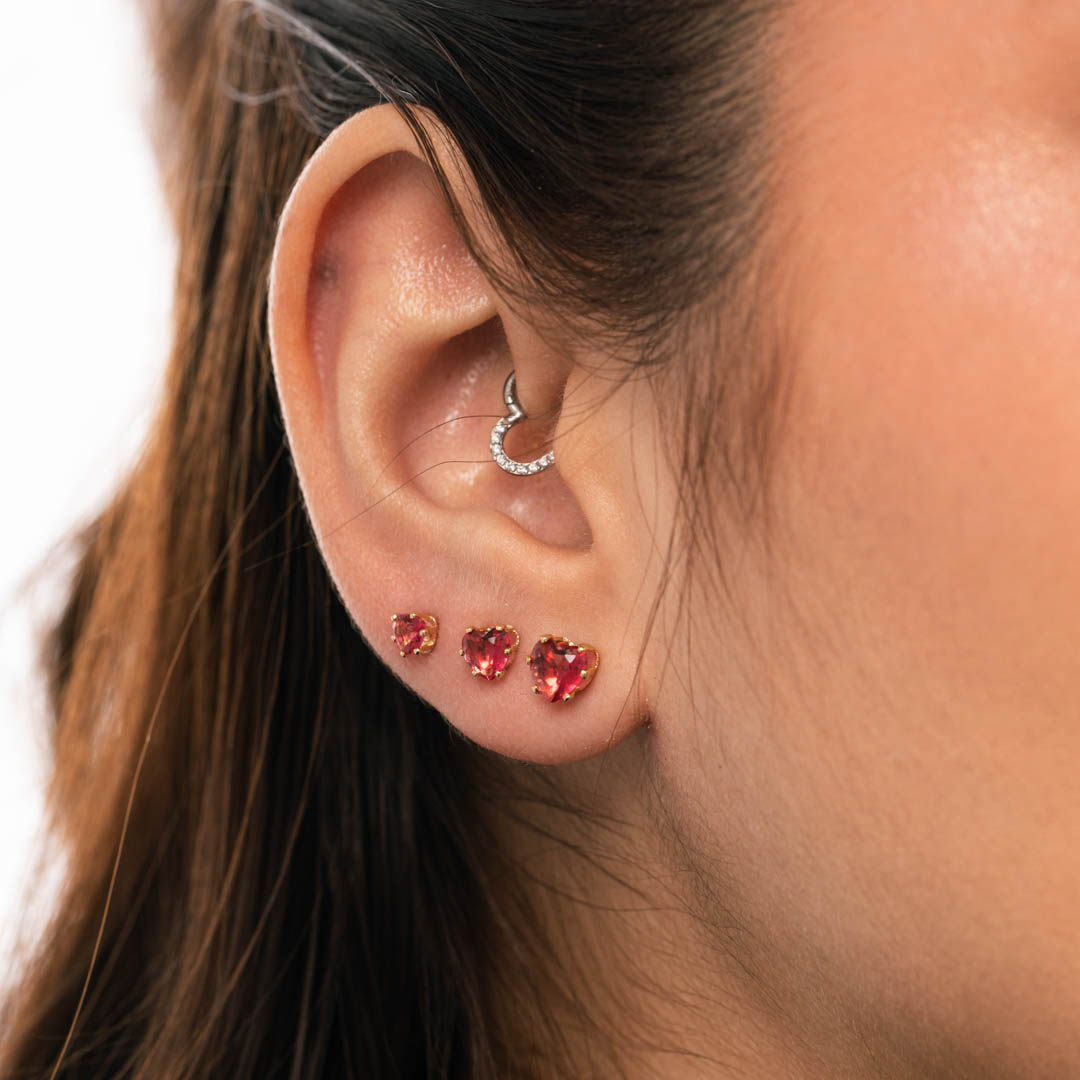 BRINCO PONTO DE LUZ CORAÇÃO PEQUENO COM 6 GARRAS PINK- BANHADO A OURO 18K