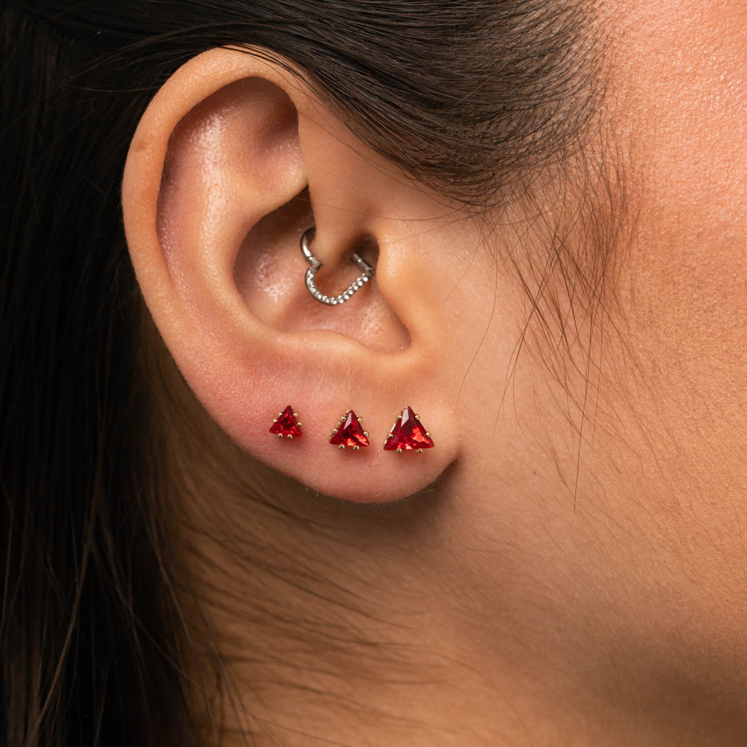 BRINCO PONTO DE LUZ TRIANGULO PEQUENO COM 6 GARRAS VERMELHO- BANHADO A OURO 18K