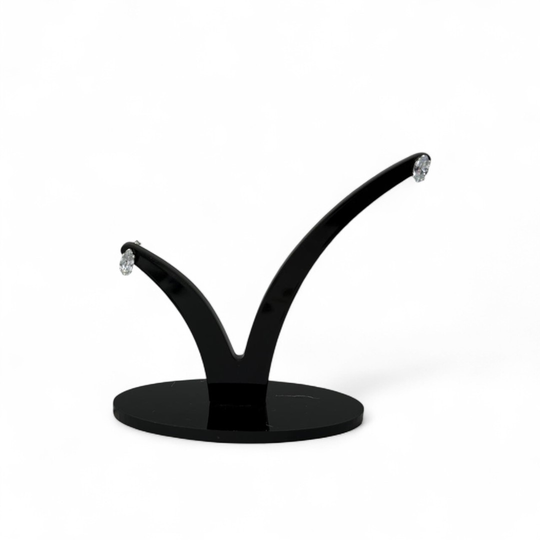 BRINCO PONTO DE LUZ OVAL COM PONTA MÉDIO COM 4 GARRAS CRISTAL- BANHADO A RODIO BRANCO