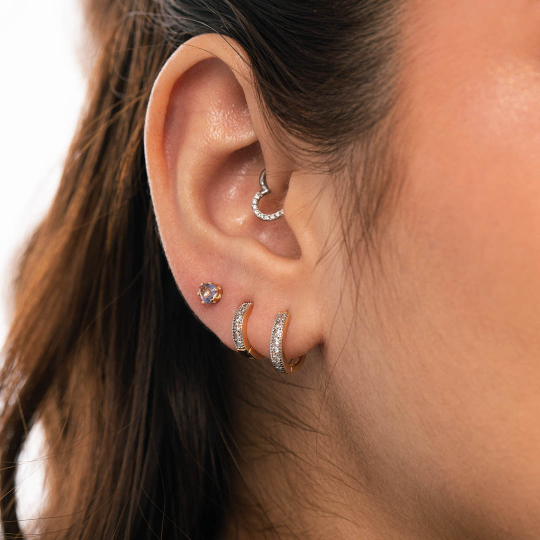 BRINCO PONTO DE LUZ CORAÇÃO PEQUENO COM 6 GARRAS ZIRCONIA LILAS - BANHADO A OURO 18K