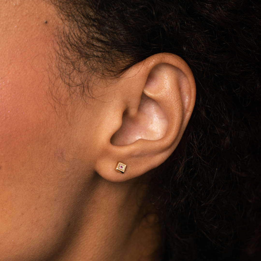 BRINCO PEQUENO QUADRADO COM 1 PEDRA ZIRCONIA VERMELHA - BANHADO A OURO 18K