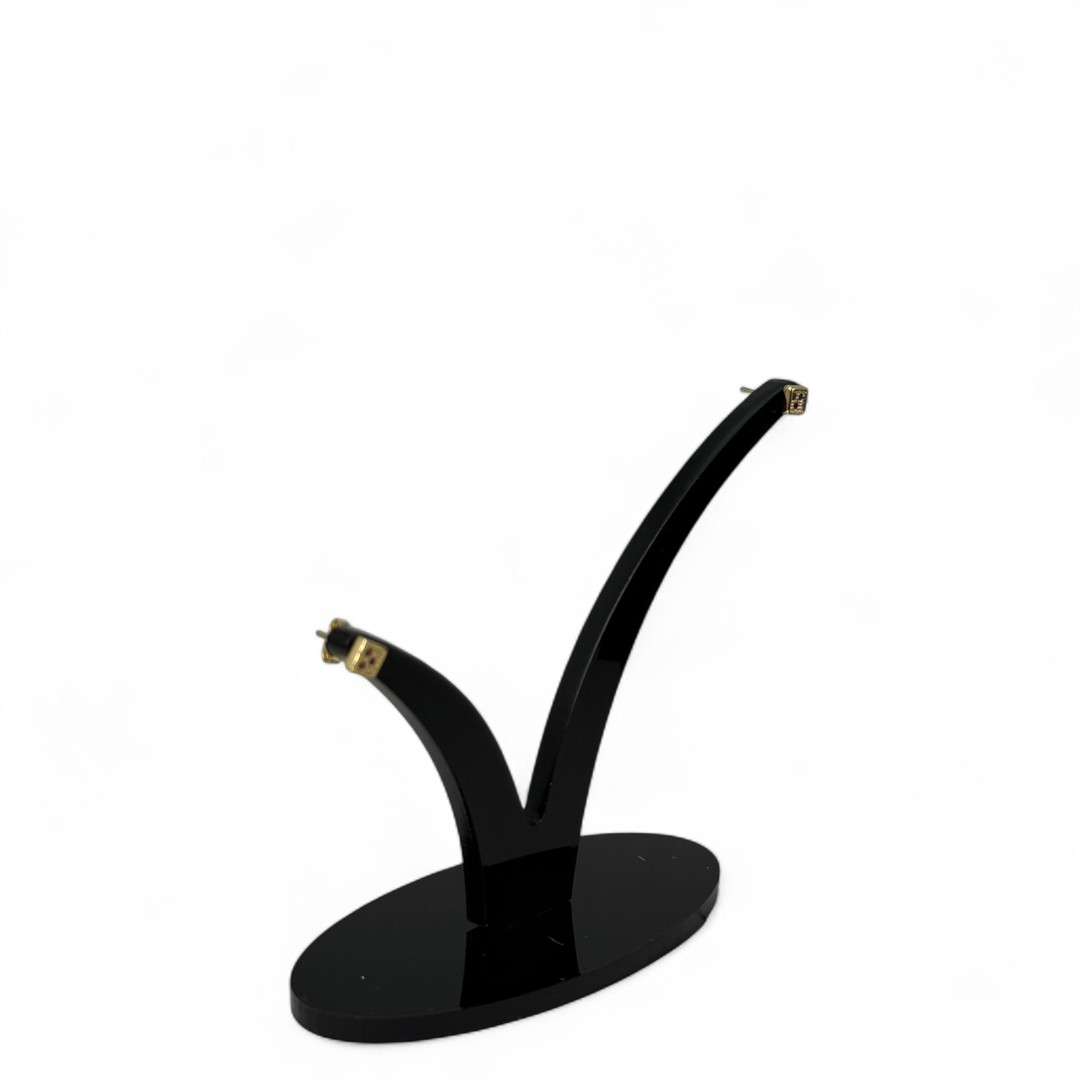 BRINCO PEQUENO MÉDIO  QUADRADO COM 3 PEDRA ZIRCONIA VERMELHA - BANHADO A OURO 18K