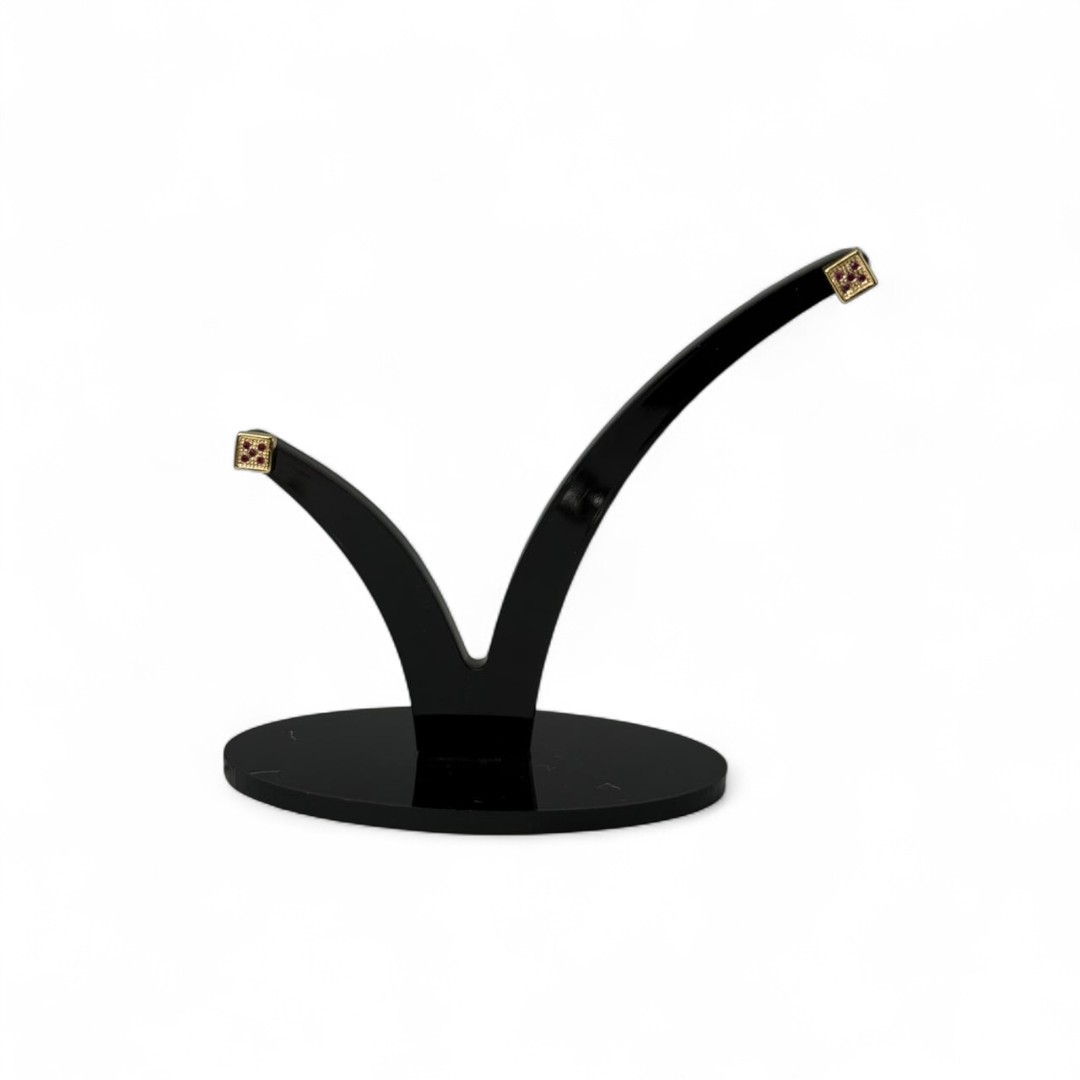 BRINCO PEQUENO GRANDE QUADRADO COM 3 PEDRA ZIRCONIA VERMELHA - BANHADO A OURO 18K