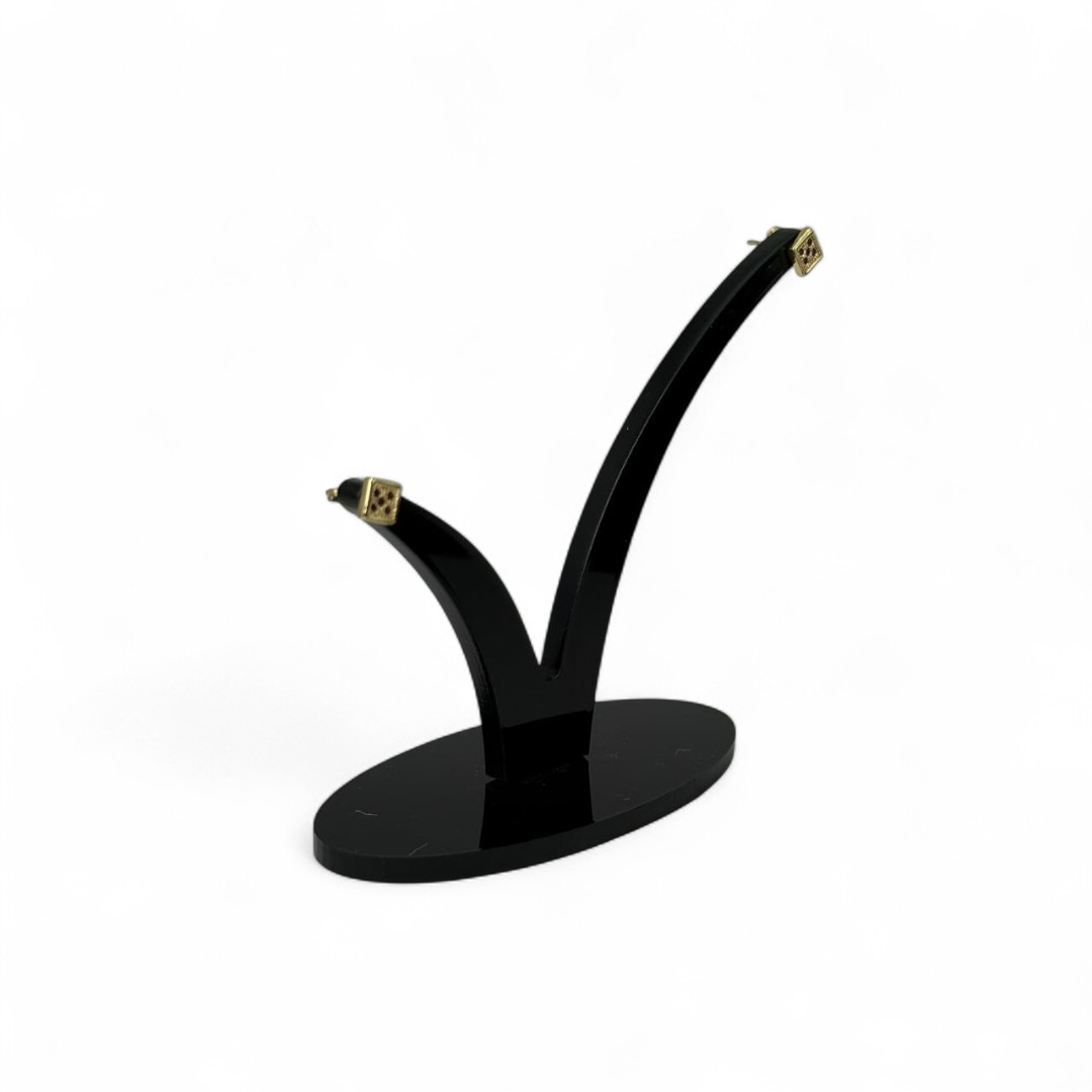 BRINCO PEQUENO GRANDE QUADRADO COM 3 PEDRA ZIRCONIA VERMELHA - BANHADO A OURO 18K