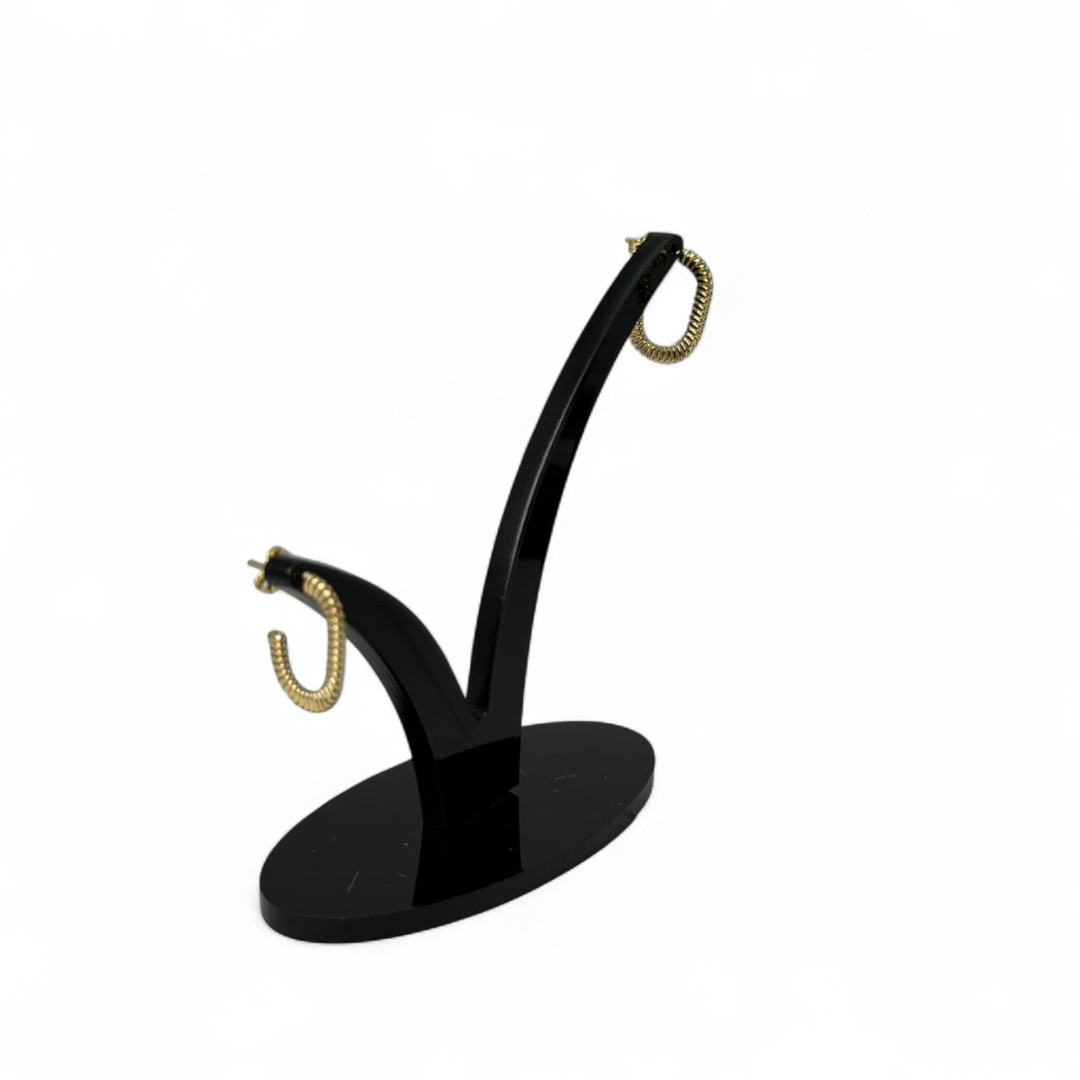 BRINCO ARGOLA PEQUENA  QUADRADO CUMPRIDO DETALHADA  - BANHADO A OURO 18K
