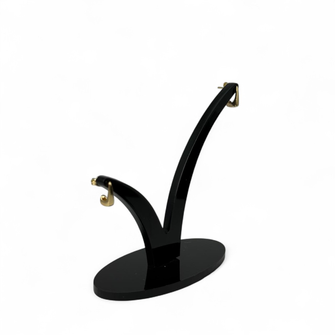 BRINCO ARGOLA PEQUENA QUADRADO COM DETALHE CURVADO NA PONTA - BANHADO A OURO 18K