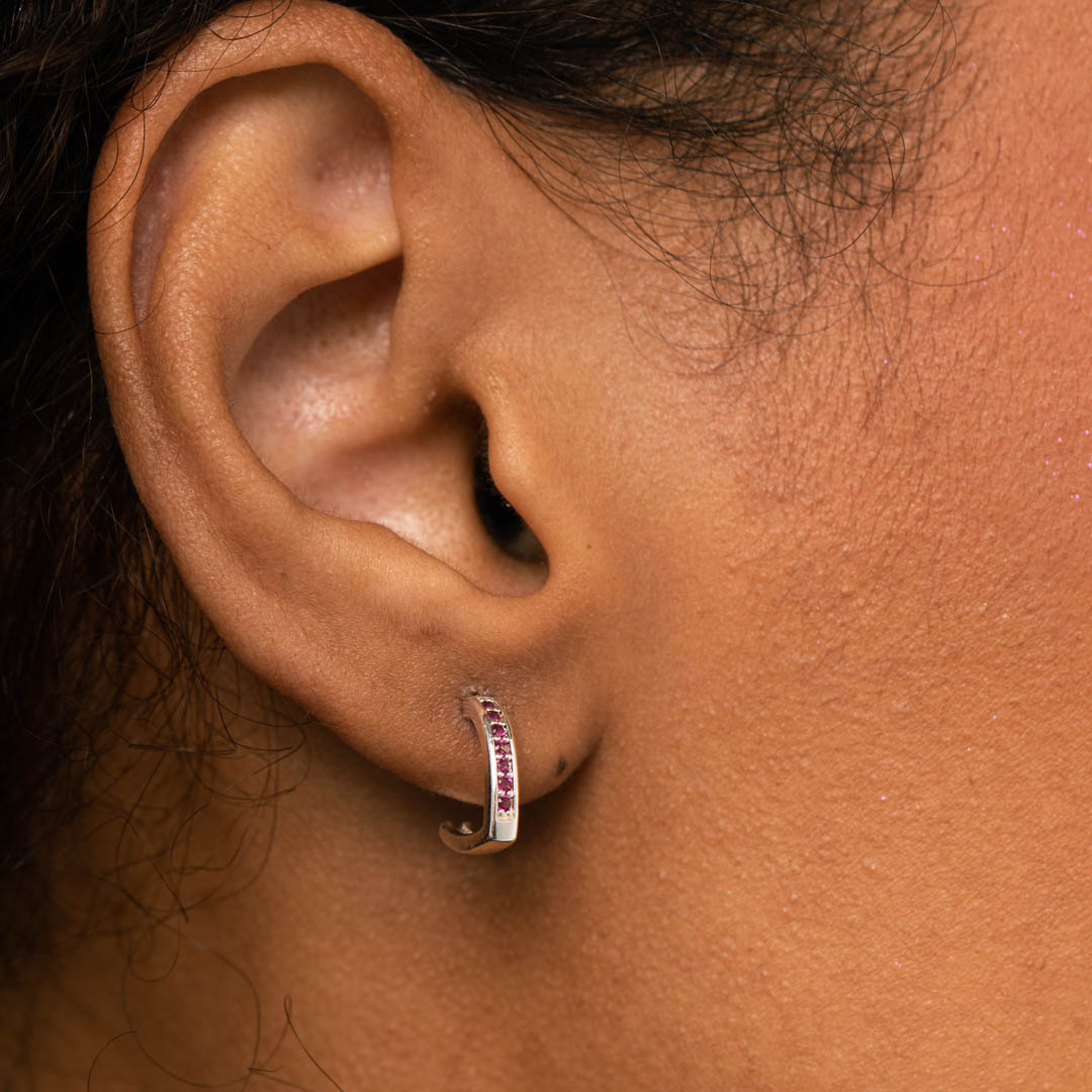 BRINCO ARGOLA TORTA COM MICRO ZIRCONIA PINK- BANHADO A PRATA 925