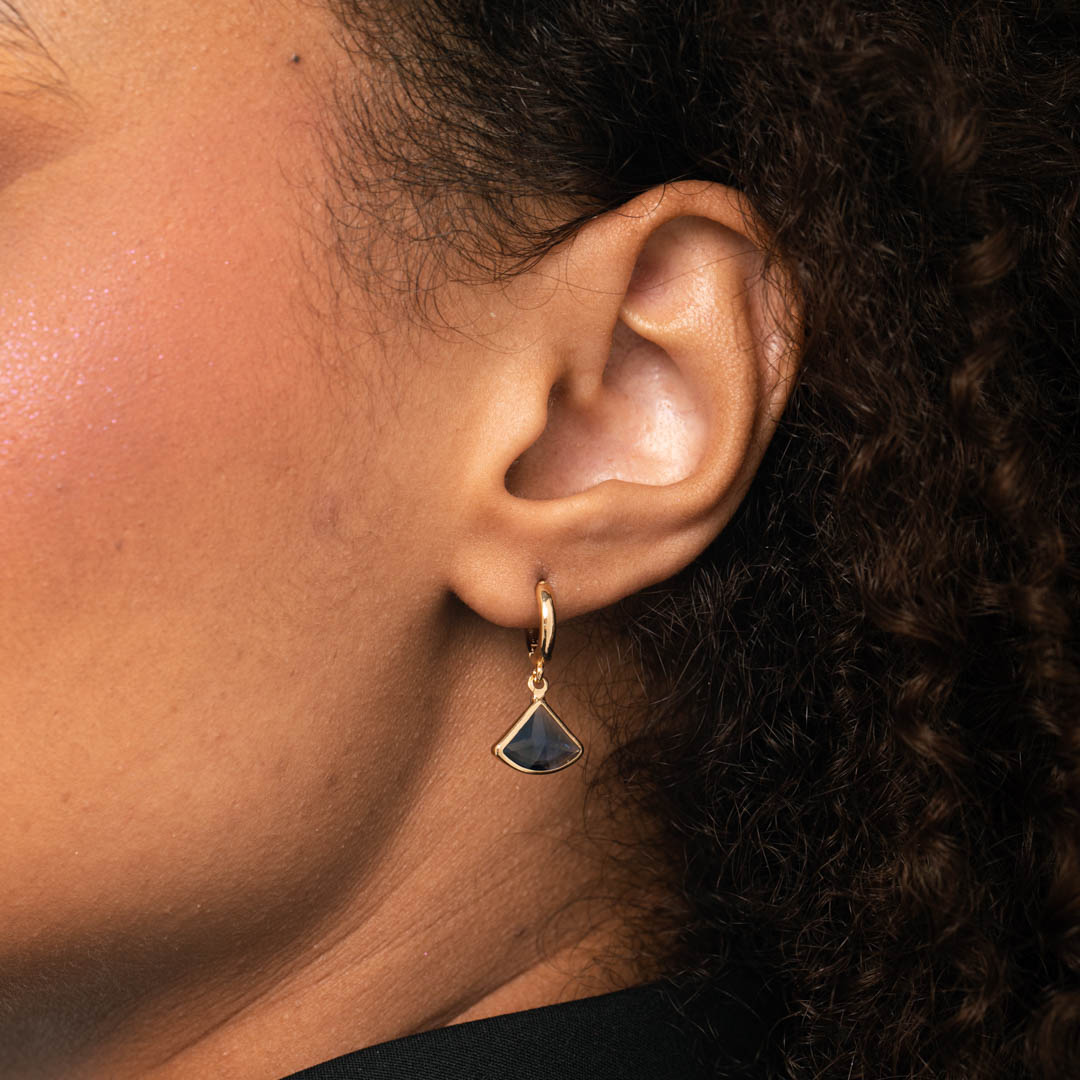 BRINCO ARGOLA DE CLICK COM PENDURICALHO TRIÂNGULO AZUL - BANHADO A OURO 18K