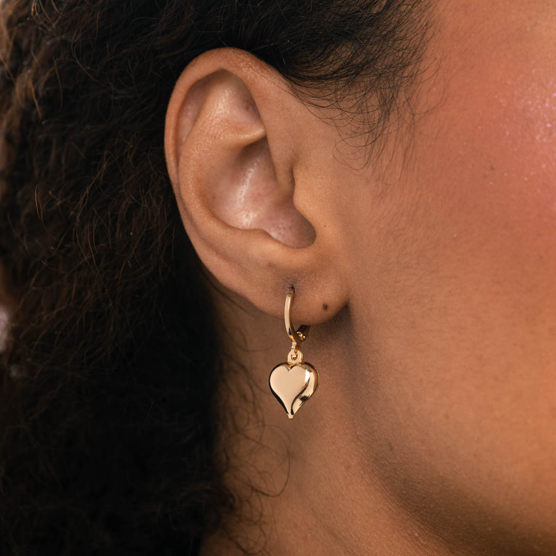 BRINCO ARGOLA DE CLICK COM PENDURICALHO CORAÇÃO CHEIO - BANHADO A OURO 18K