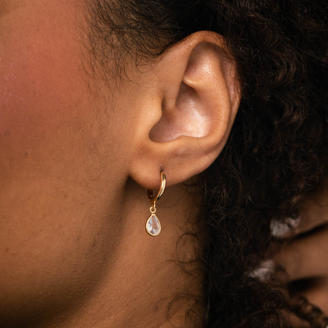 BRINCO ARGOLA DE CLICK COM PENDURICALHO GOTA ZIRCONIA CRISTAL  - BANHADO A OURO 18K