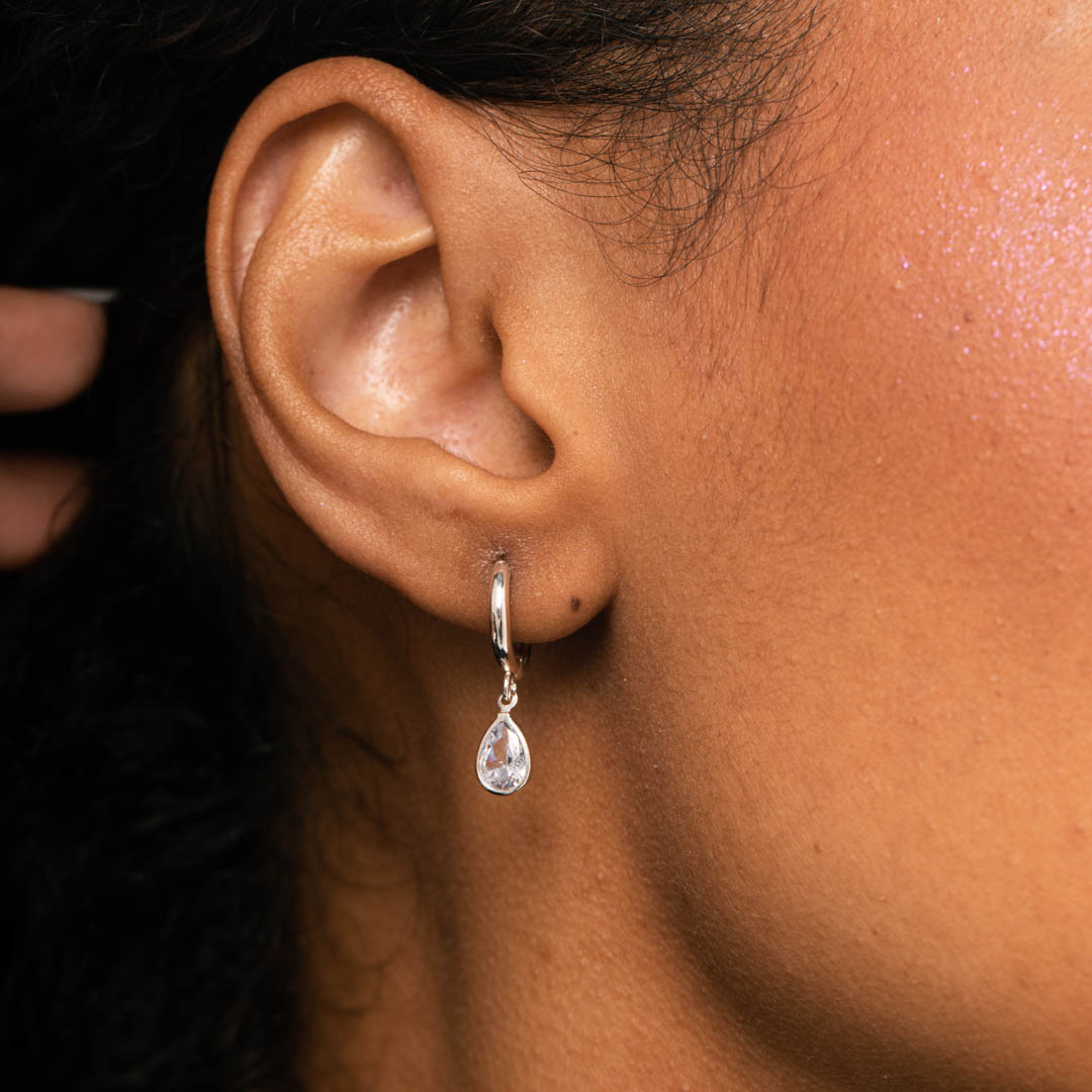 BRINCO ARGOLA DE CLICK COM PENDURICALHO GOTA ZIRCONIA CRISTAL  - BANHADO A PRATA 925