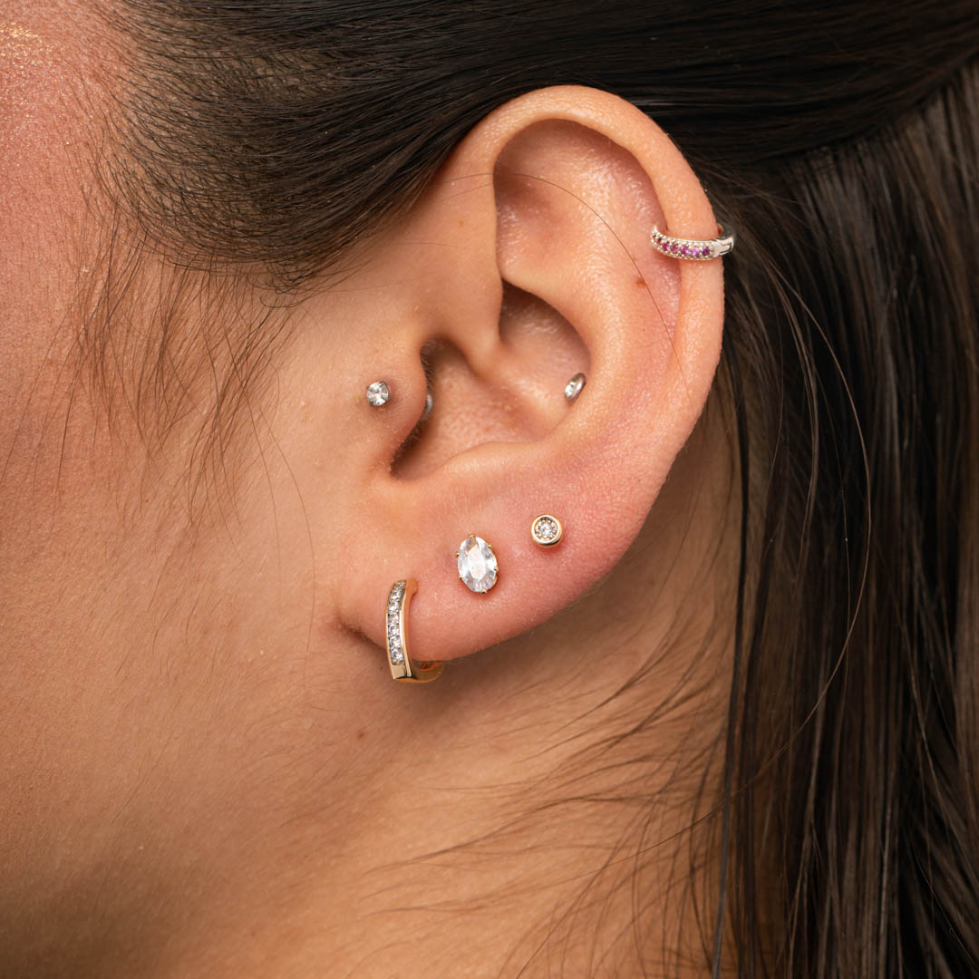 BRINCO ARGOLA TORTA COM MICRO ZIRCONIA CRISTAL- BANHADO A OURO 18K