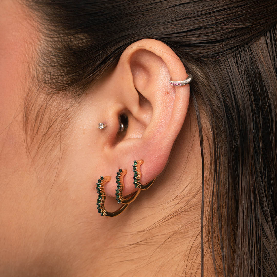 BRINCO MEIA ARGOLA CORAÇÃO DETALHADA COM MICRO ZIRCONIA VERDE MÉDIO- BANHADO A OURO 18K
