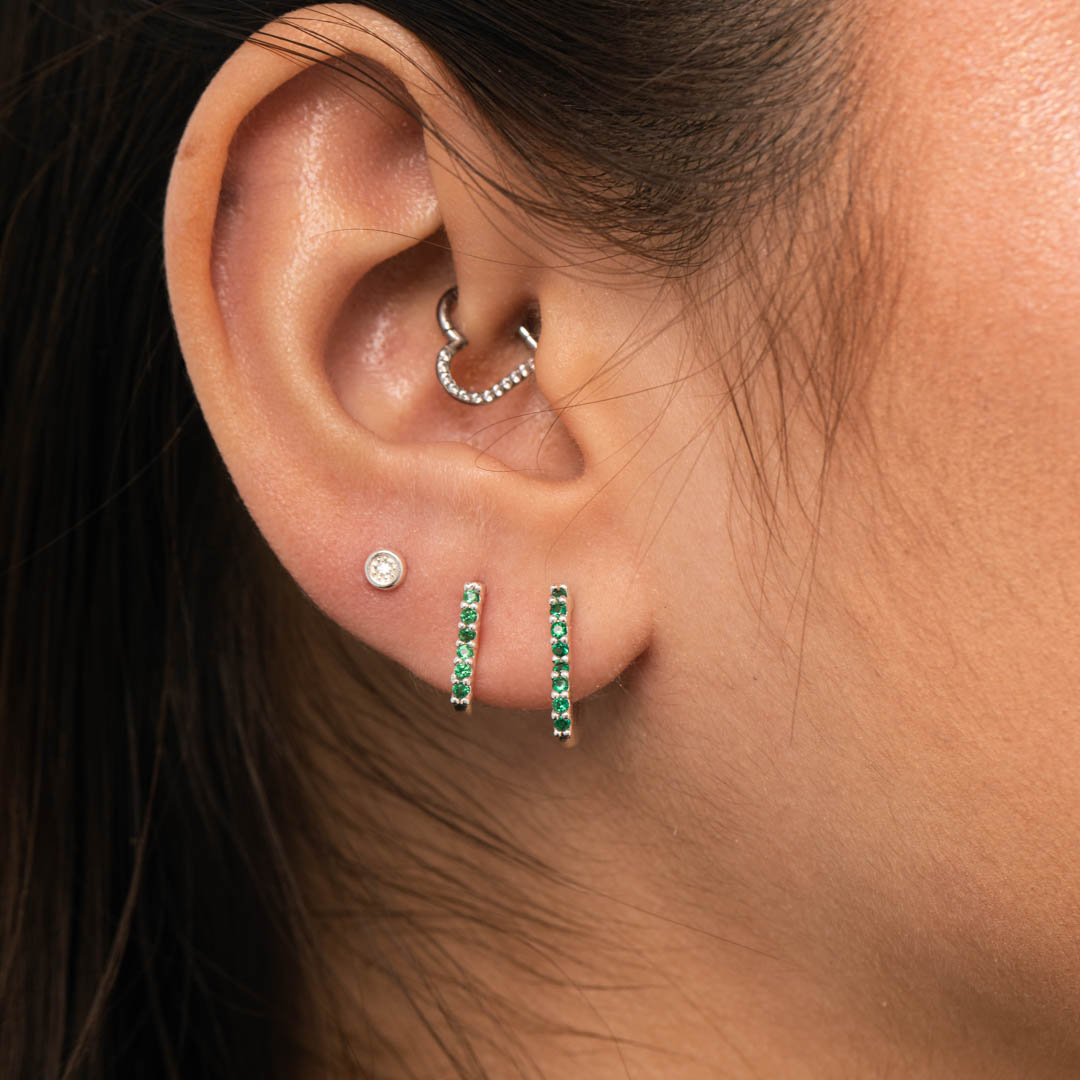 BRINCO MEIA ARGOLA CORAÇÃO DETALHADA COM MICRO ZIRCONIA VERDE PEQUENO- BANHADO A PRATA 925
