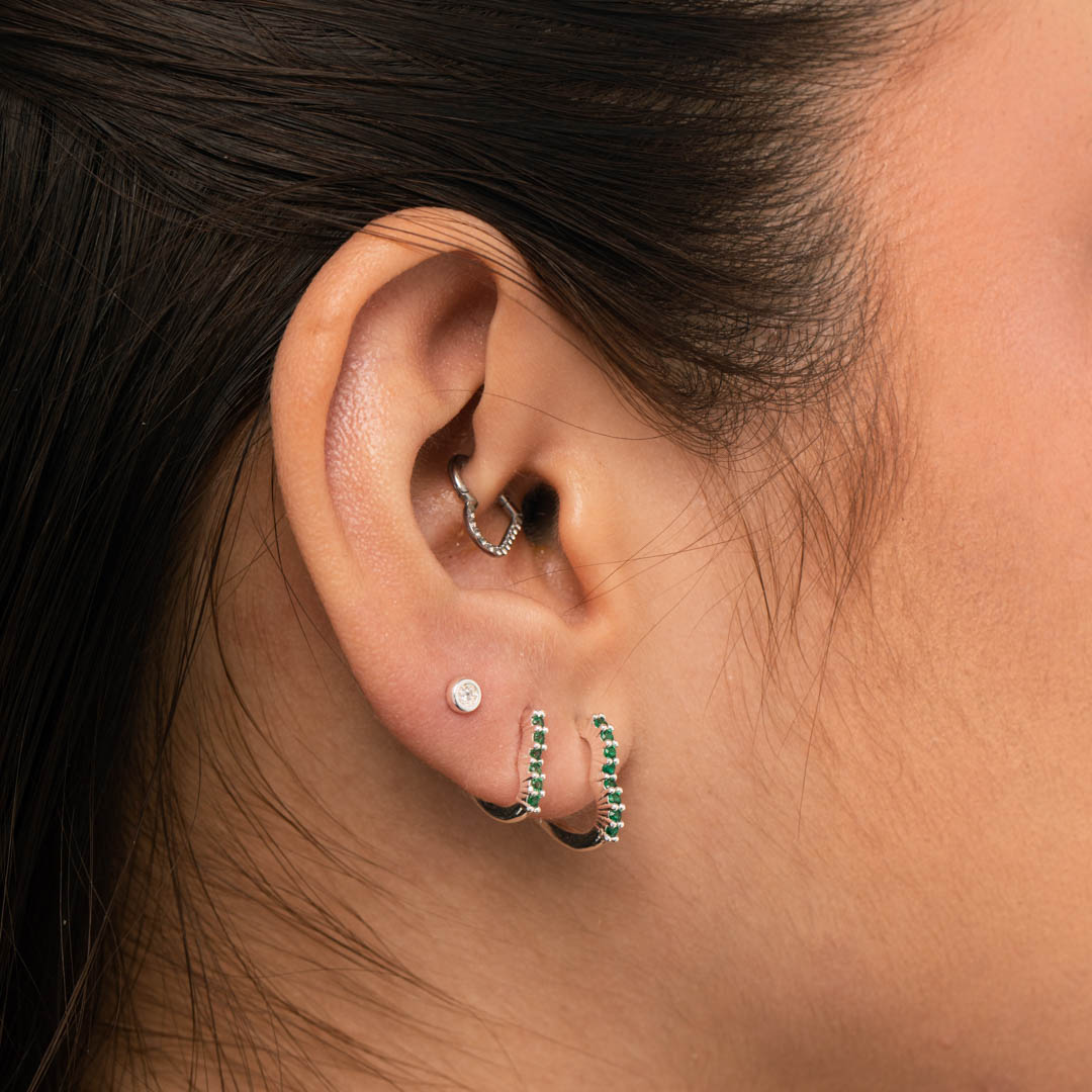 BRINCO MEIA ARGOLA CORAÇÃO DETALHADA COM MICRO ZIRCONIA VERDE PEQUENO- BANHADO A PRATA 925