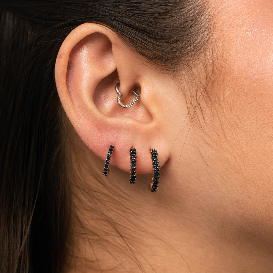 BRINCO MEIA ARGOLA DETALHADA COM MICRO ZIRCONIA AZUL PEQUENO- BANHADO A OURO 18K