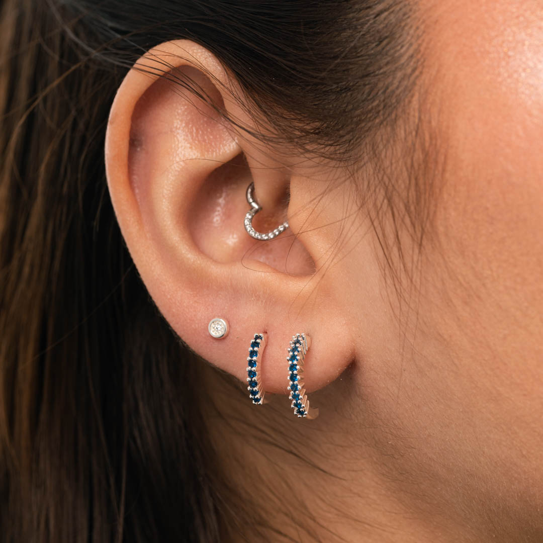 BRINCO MEIA ARGOLA DETALHADA COM MICRO ZIRCONIA AZUL PEQUENO- BANHADO A PRATA 925