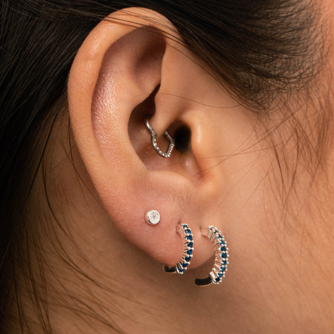 BRINCO MEIA ARGOLA DETALHADA COM MICRO ZIRCONIA AZUL PEQUENO- BANHADO A PRATA 925