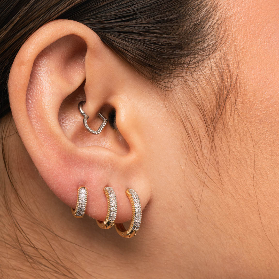 BRINCO ARGOLA DE CLICK 1 FILEIRA ZIRCÔNIA CRISTAL COM LATERAL PONTILHADA MÉDIA - BANHADO A OURO 18K