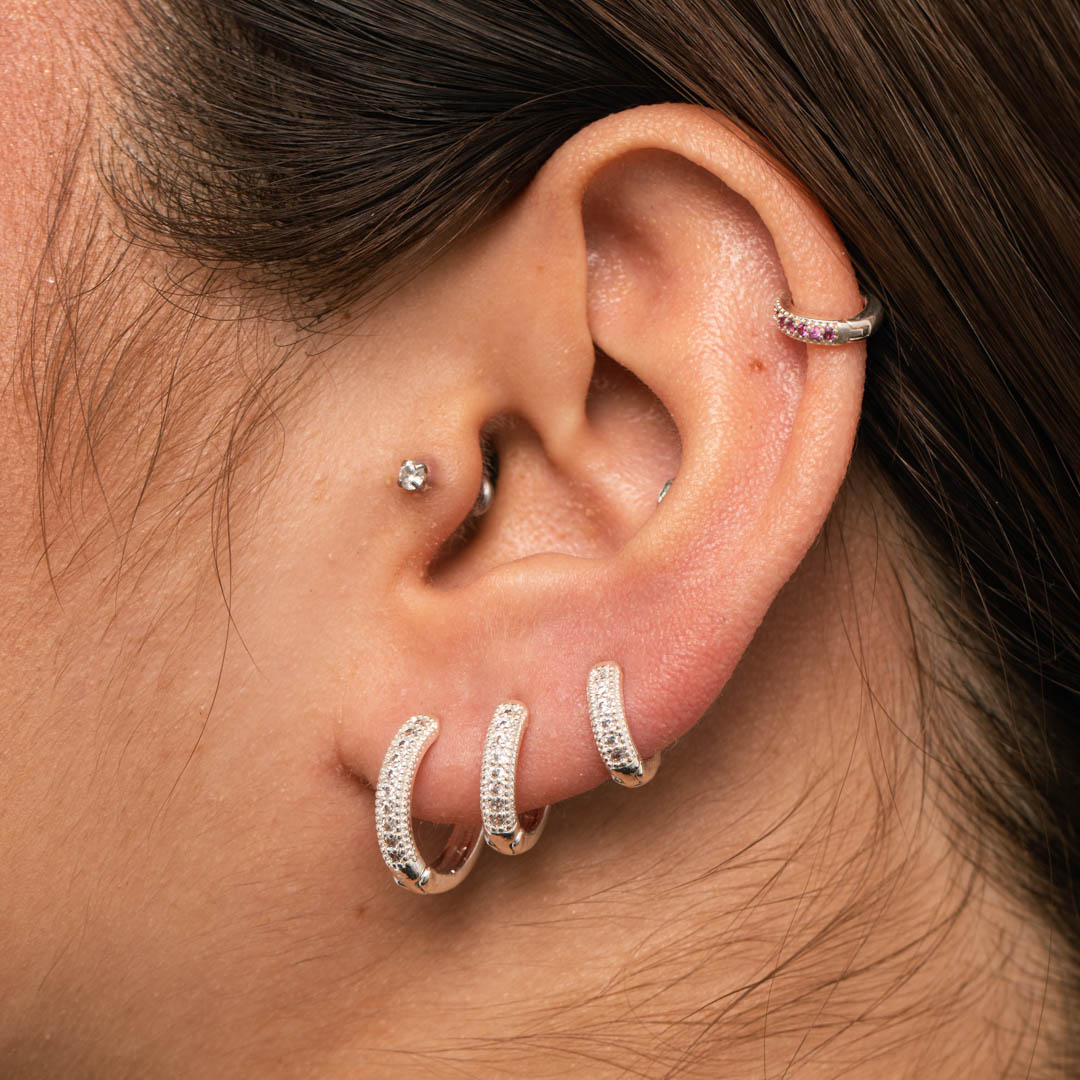 BRINCO ARGOLA DE CLICK 1 FILEIRA ZIRCÔNIA CRISTAL COM LATERAL PONTILHADA GRANDE - BANHADO A PRATA 925