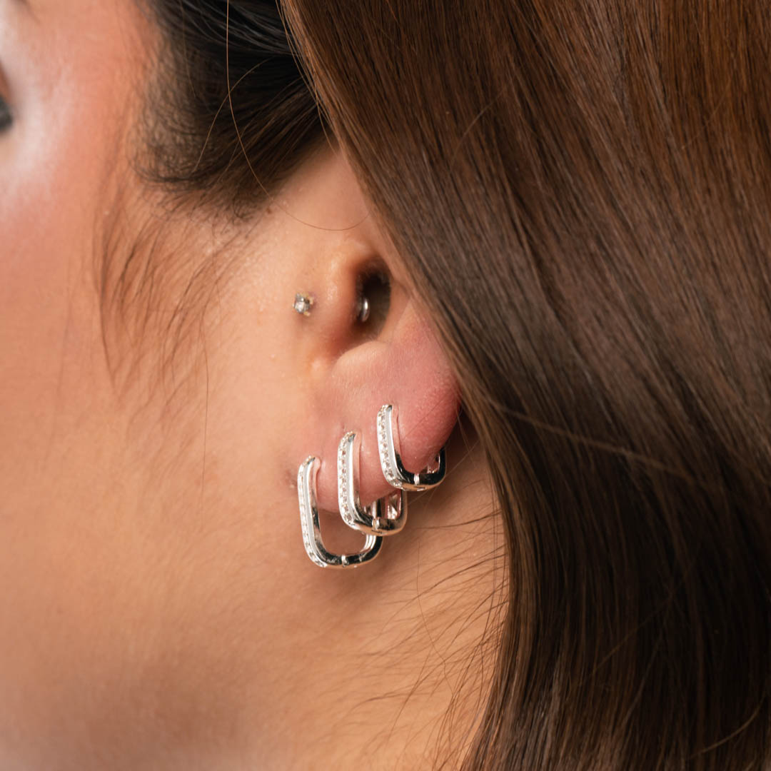 BRINCO ARGOLA RETANGULAR DE CLICK 1 FILEIRA ZIRCÔNIA CRISTAL COM LATERAL PONTILHADA GRANDE - BANHADO A OURO 18K