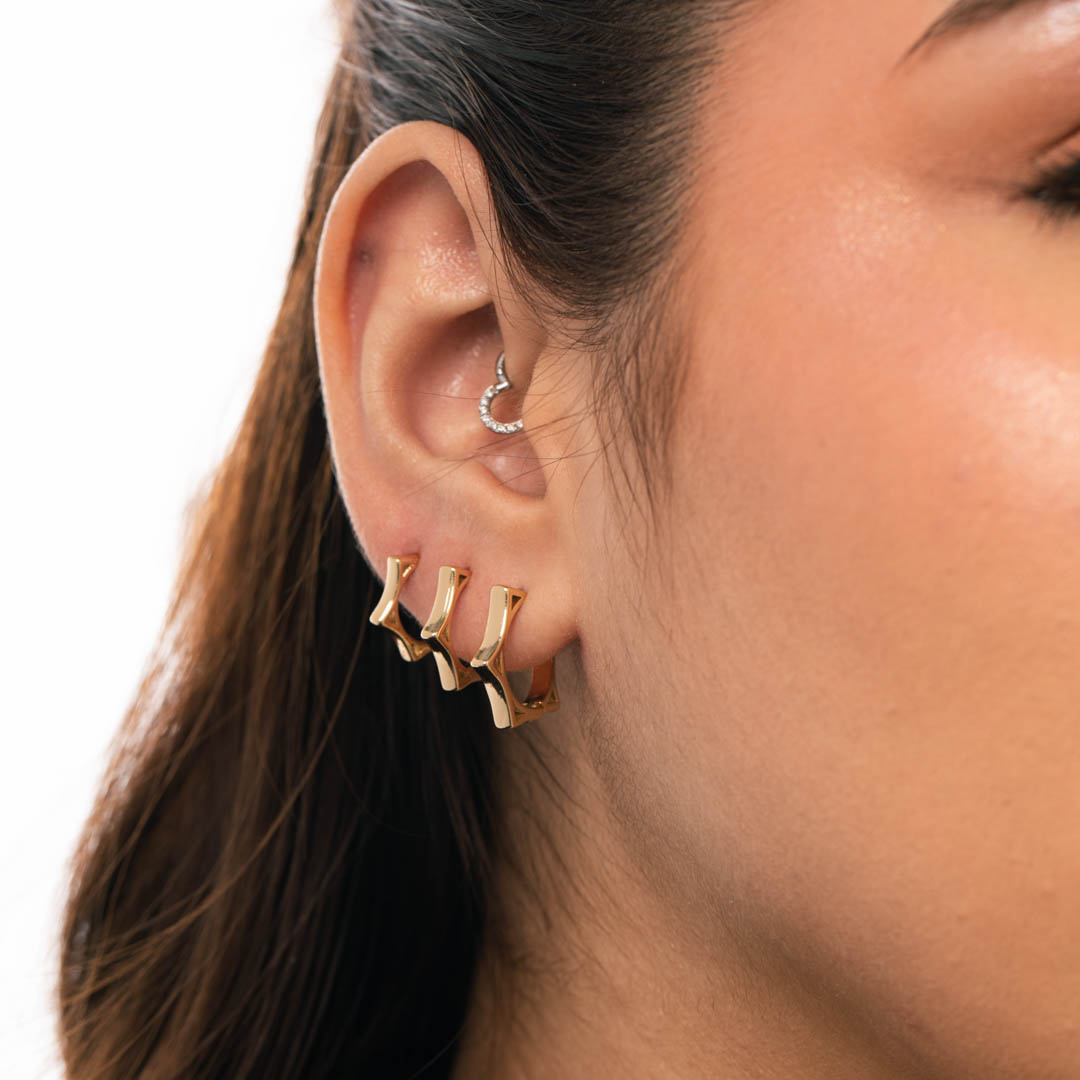 BRINCO ARGOLA ESTRELA DE 5 PONTAS COM VAZADO DE CLICK LISA GRANDE - BANHADO A OURO 18K