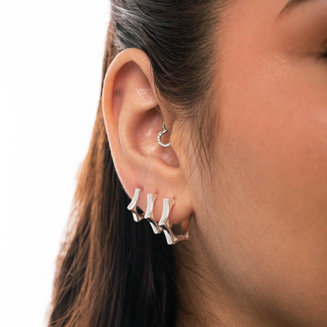 BRINCO ARGOLA ESTRELA DE 5 PONTAS COM VAZADO DE CLICK LISA GRANDE - BANHADO A PRATA 925