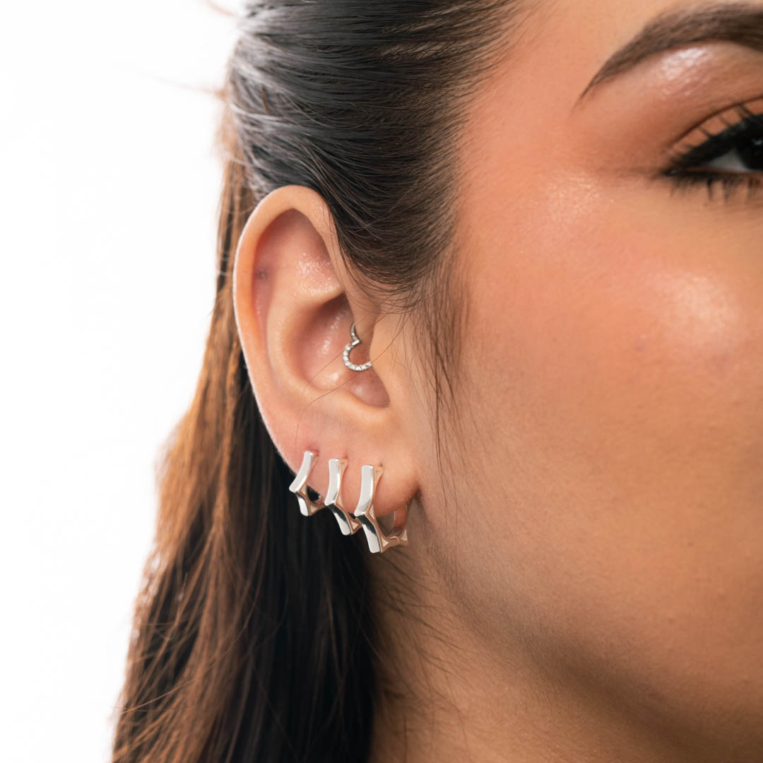 BRINCO ARGOLA ESTRELA DE 5 PONTAS COM VAZADO DE CLICK LISA GRANDE - BANHADO A PRATA 925