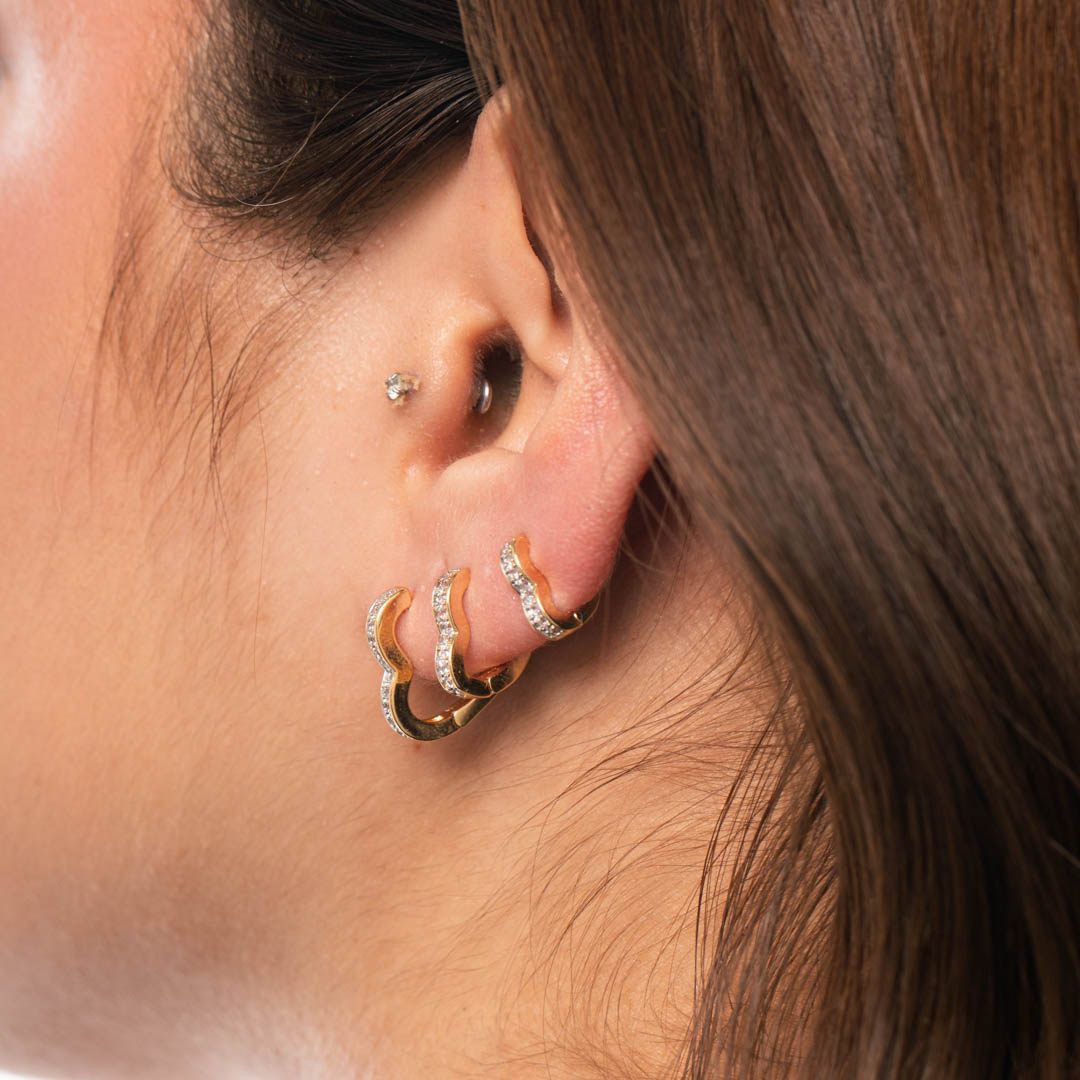 BRINCO ARGOLA CORAÇÃO COM VAZADO E FILEIRA ZIRCÔNIA CRISTAL DE CLICK MÉDIA - BANHADO A OURO 18K