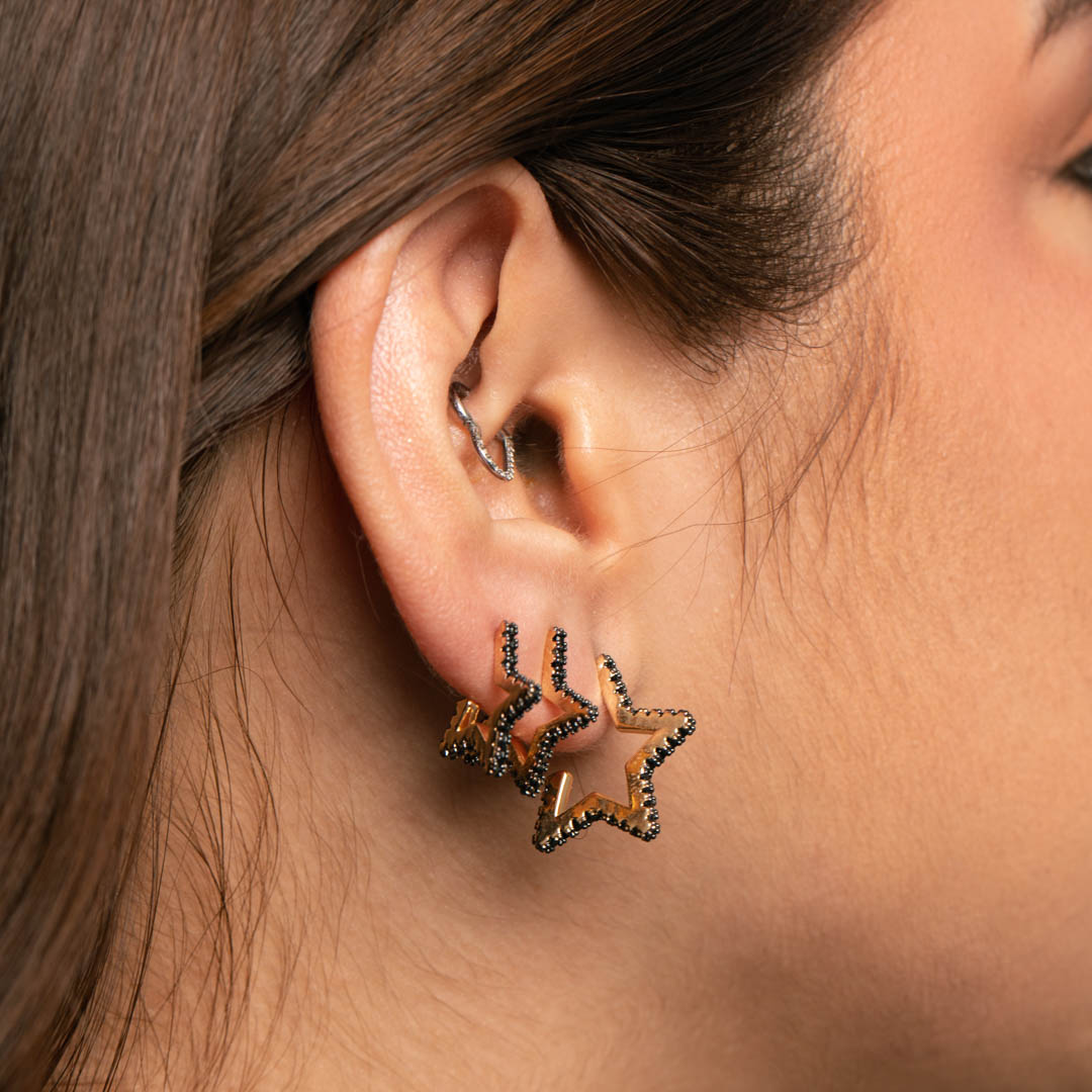 BRINCO ARGOLA ESTRELA VAZADA E FILEIRA ZIRCÔNIA RÓDIO NEGRO DE TARRACHA PEQUENA - BANHADO A OURO 18K