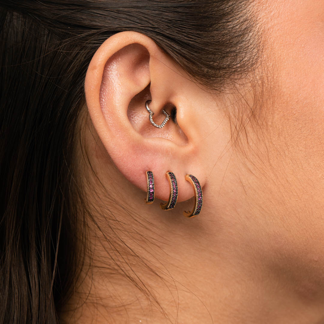 BRINCO ARGOLA 1 FILEIRA ZIRCÔNIA ROSA COM LATERAL PONTILHADA DE TARRACHA GRANDE - BANHADO A OURO 18K