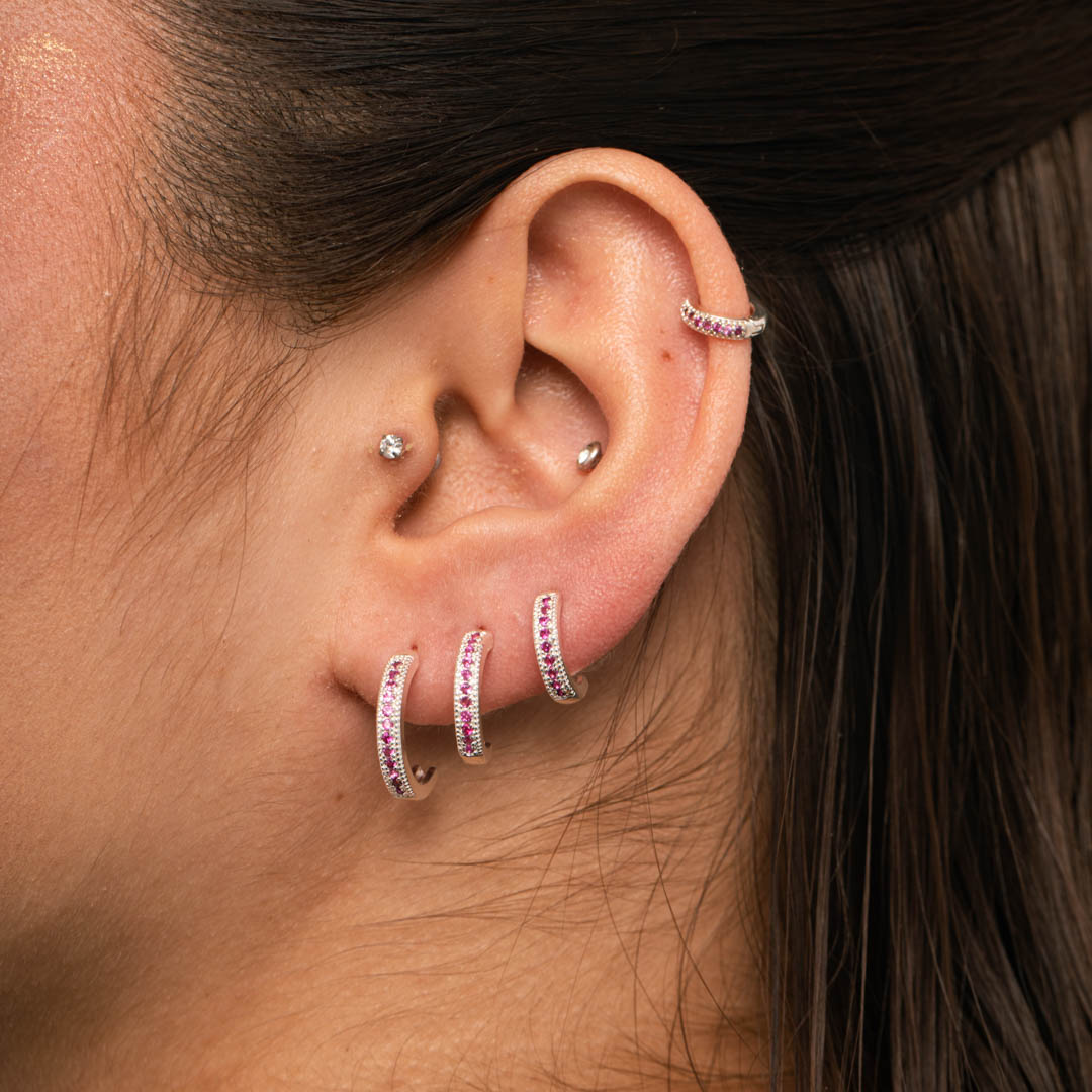 BRINCO ARGOLA 1 FILEIRA ZIRCÔNIA ROSA COM LATERAL PONTILHADA DE TARRACHA MÉDIA - BANHADO EM PRATA 925