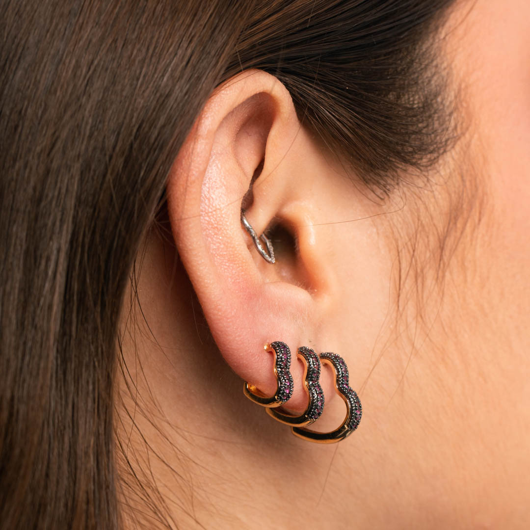 BRINCO ARGOLA CORAÇÃO DE CLICK 1 FILEIRA ZIRCÔNIA PINK COM LATERAL PONTILHADA MÉDIA - BANHADO A OURO 18K