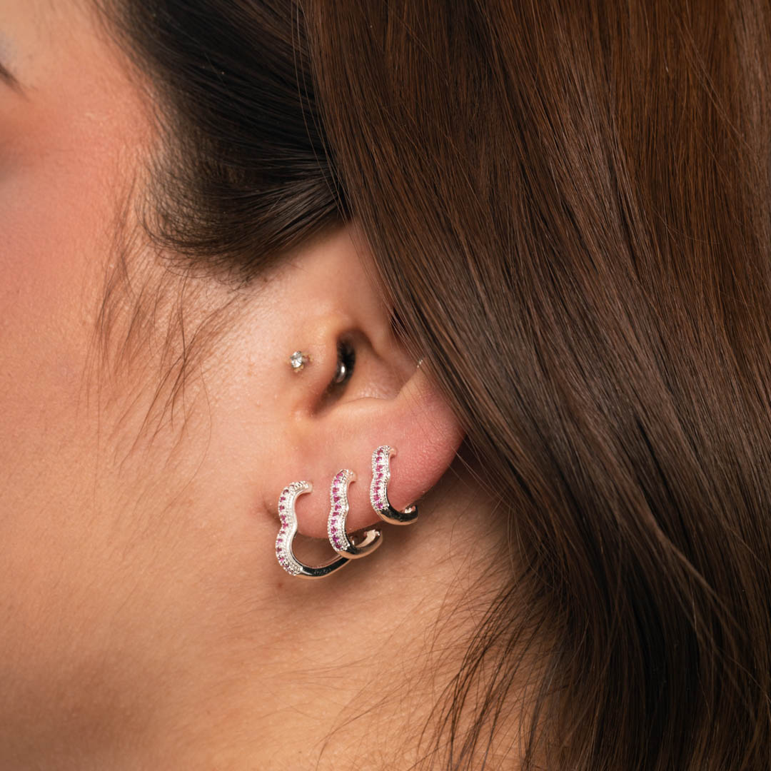 BRINCO ARGOLA CORAÇÃO DE CLICK 1 FILEIRA ZIRCÔNIA PINK COM LATERAL PONTILHADA MÉDIA - BANHADO A OURO 18K