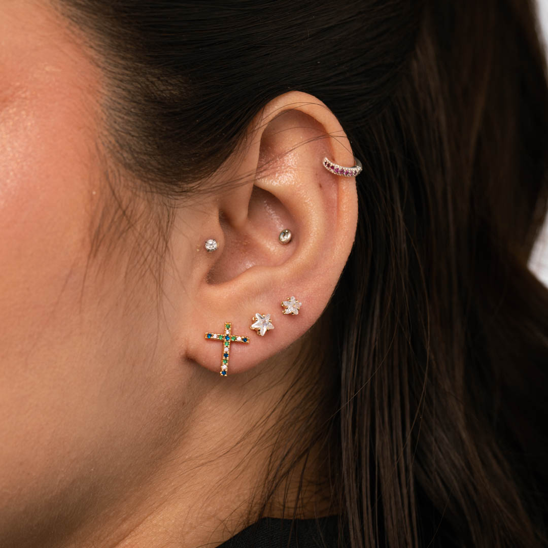 BRINCO CRUCIFIXO DE TARRACHA CRAVEJADA EM ZIRCÔNIA COLORIDA - BANHADA A OURO 18K