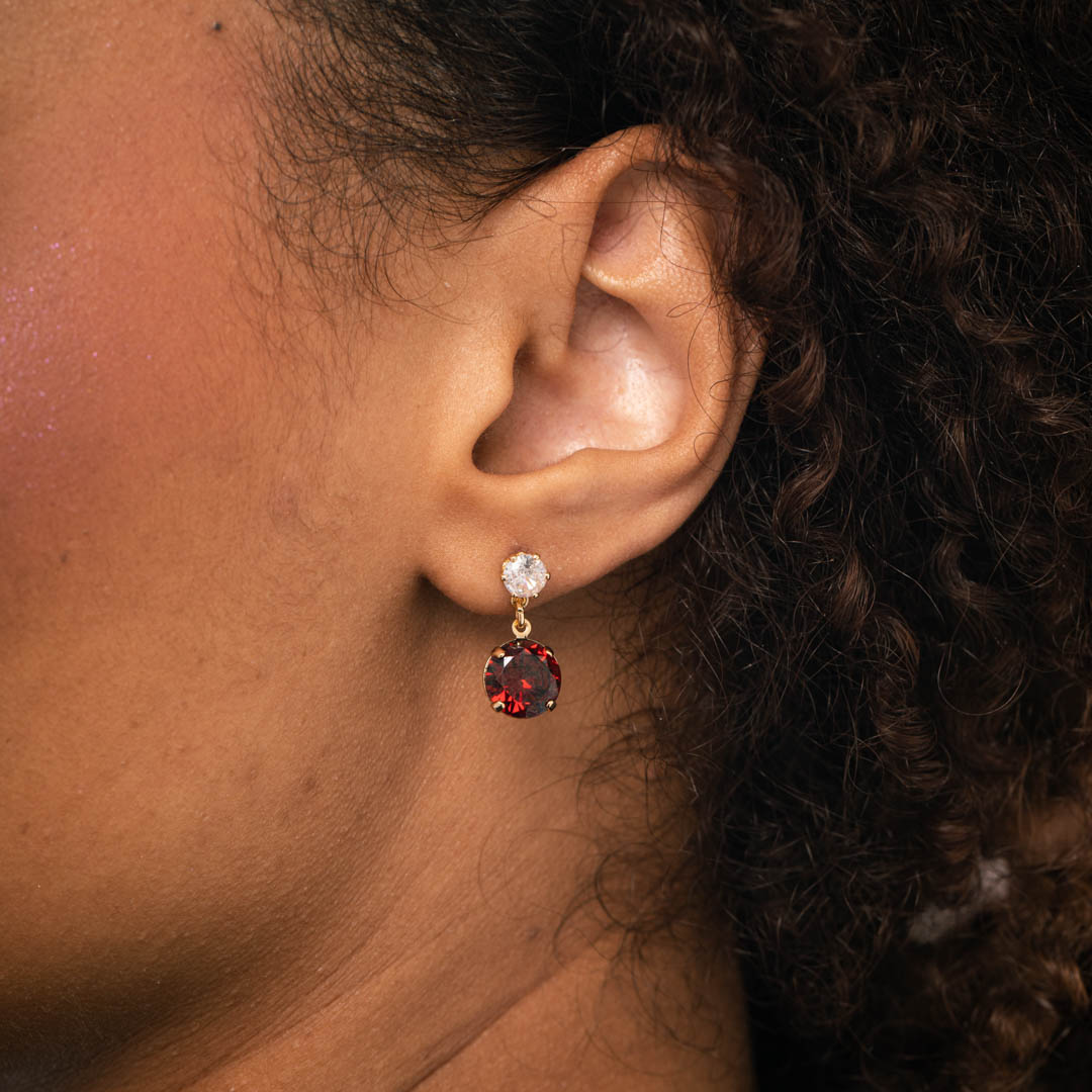 BRINCO PENDURICALHO PEQUENO ZINCORNIA CRISTAL E PENDURICALHO REDONDO VERMELHO - BANHADO A OURO 18K