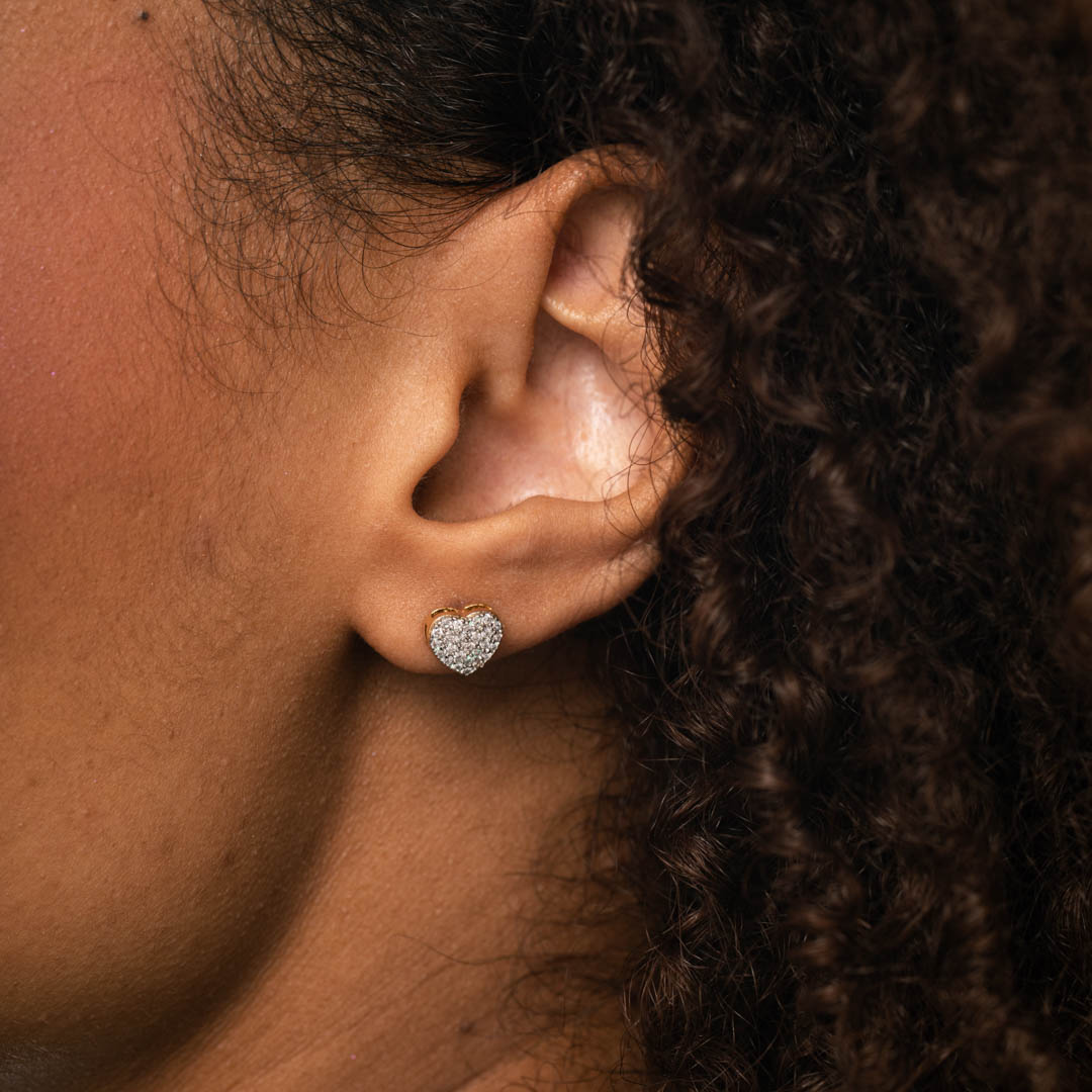 BRINCO CORAÇÃO DE TARRACHA CRAVEJADO ZIRCÔNICA CRISTAL -BANHADO A OURO 18K