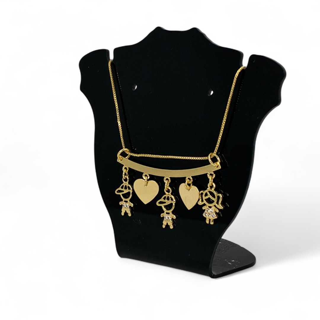 CORRENTE VENEZIANA CANGA COM DOIS CORAÇOES LISOS COM 3 BONECOS CRAVEJADO CRISTAL DOIS MENINOS E UMA MENINA- BANHADO A OURO 18K