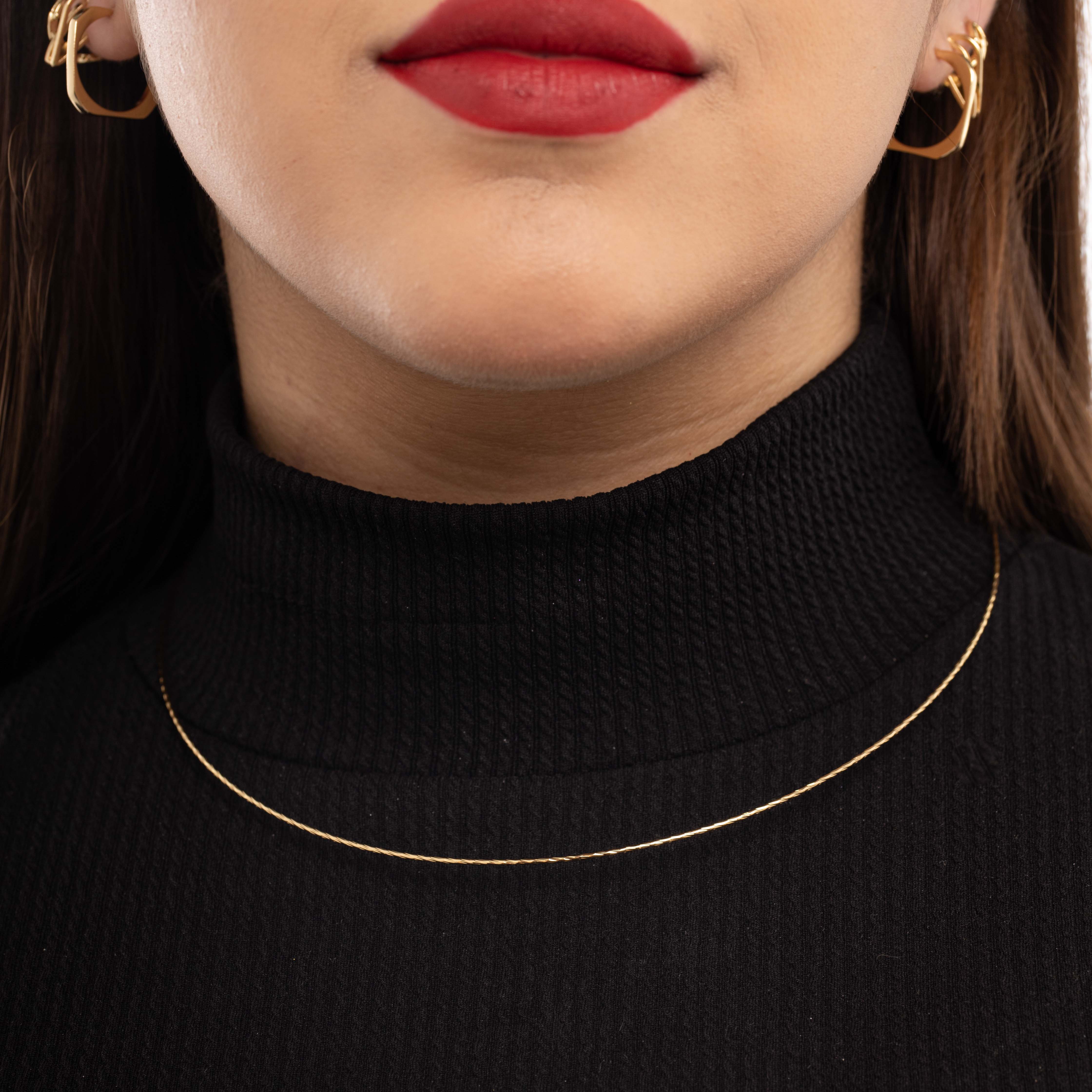 CHOKER RÍGIDO LISO TORCIDO SIMPLES COM   - BANHADO A OURO 18K