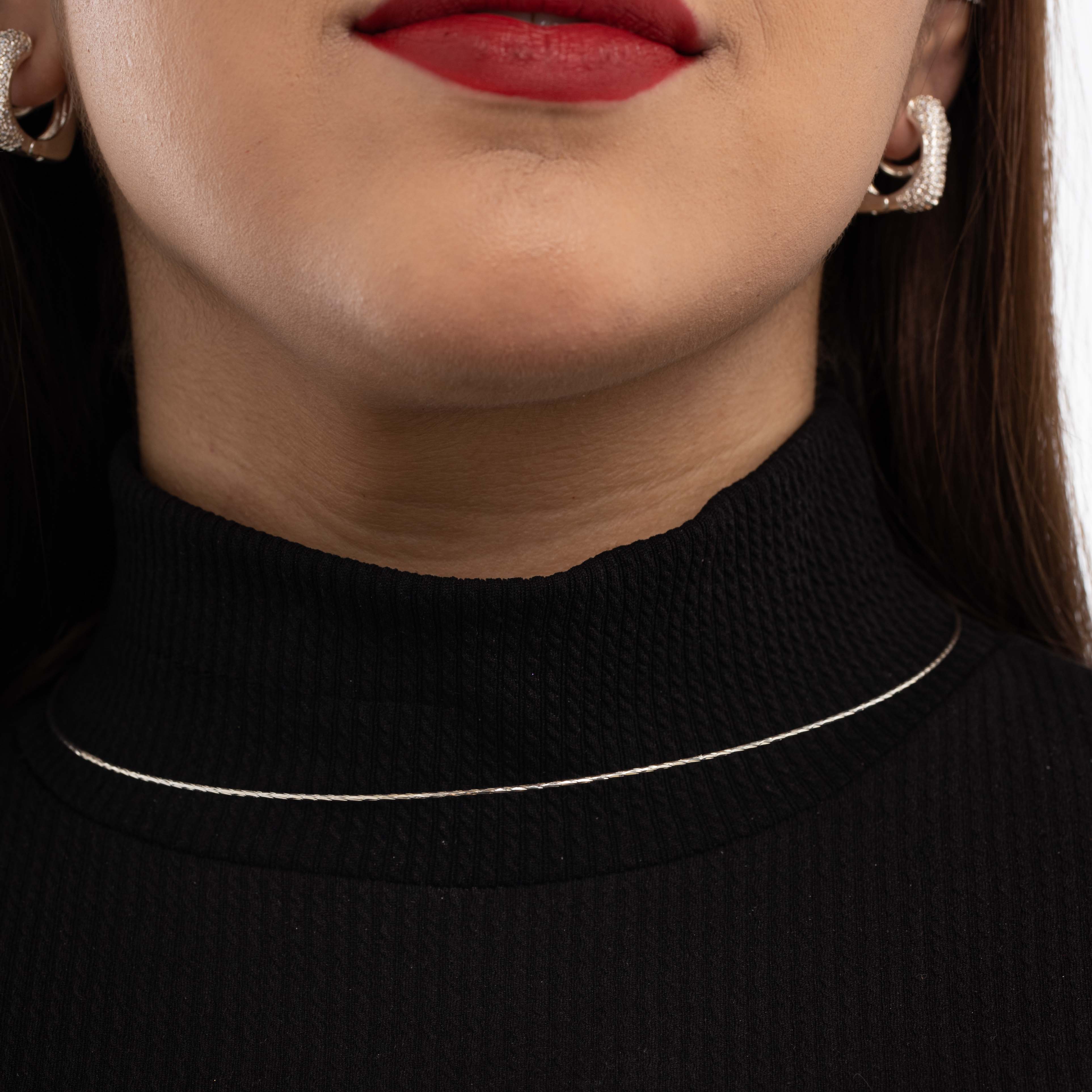 CHOKER RÍGIDO LISO TORCIDO SIMPLES COM   - BANHADO A PRATA 925