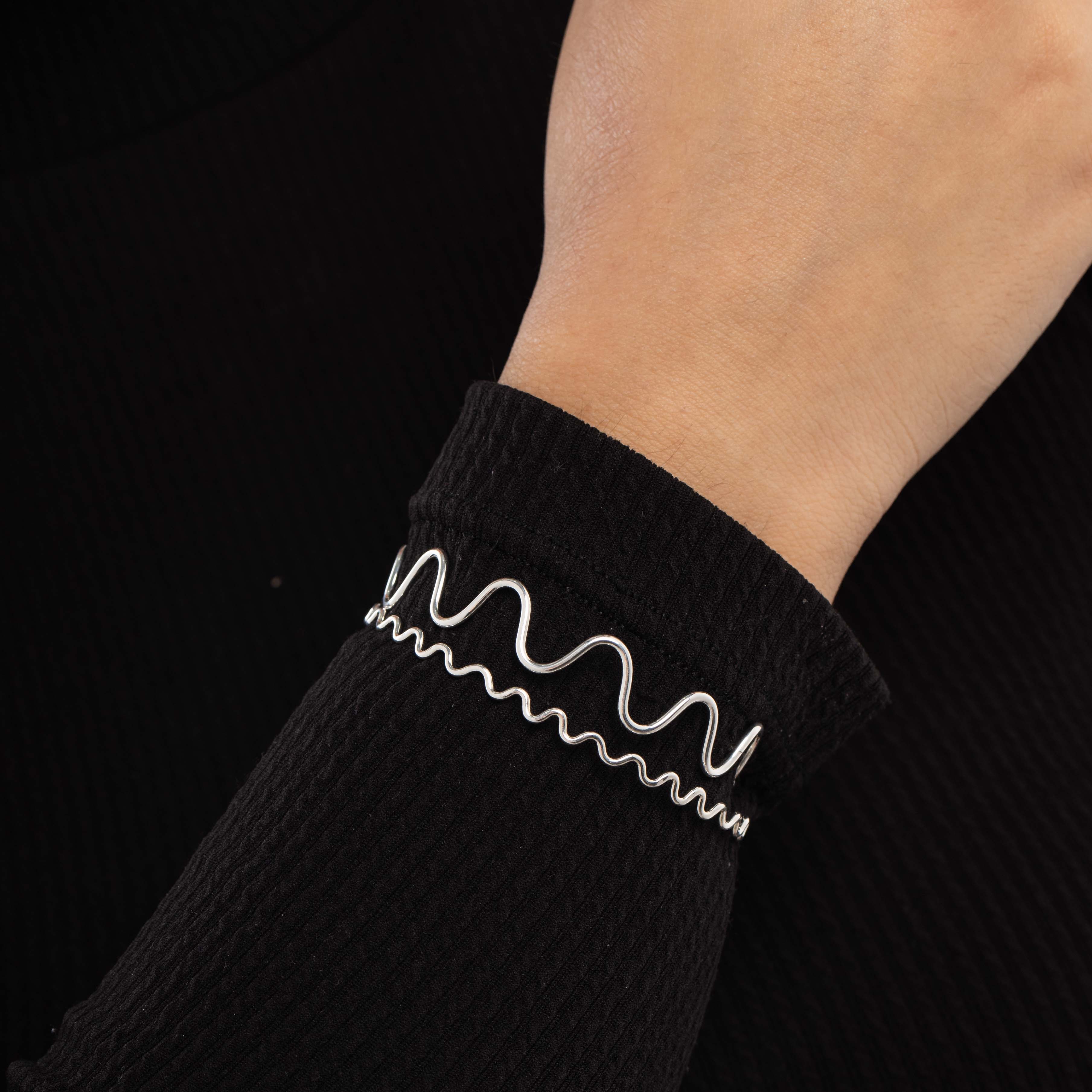 BRACELETE ONDULADO LARGO - BANHADO A PRATA 925