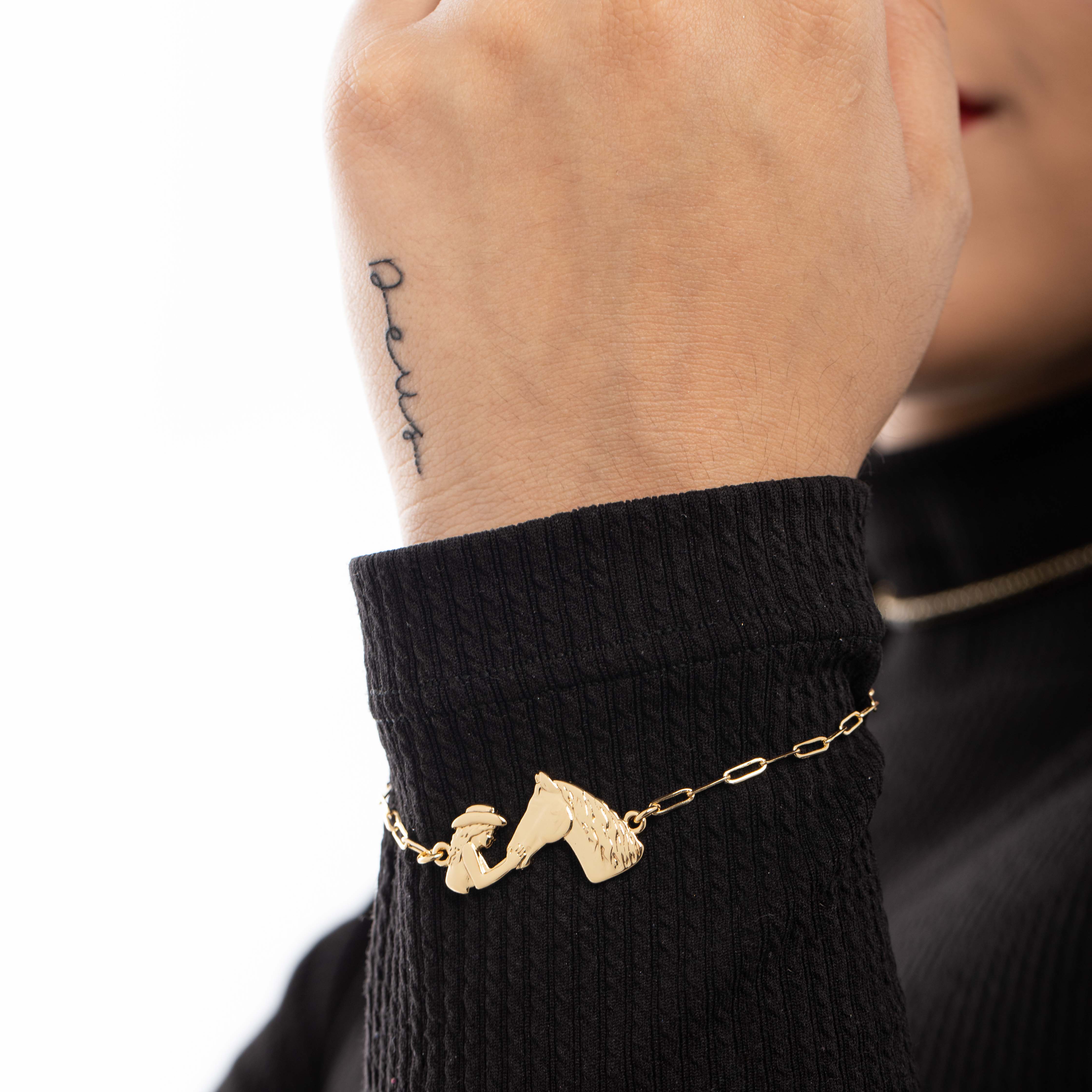 PULSEIRA CARTHIE MENINA E CAVALO LISO COM EXTENSOR - BANHADO A OURO 18K