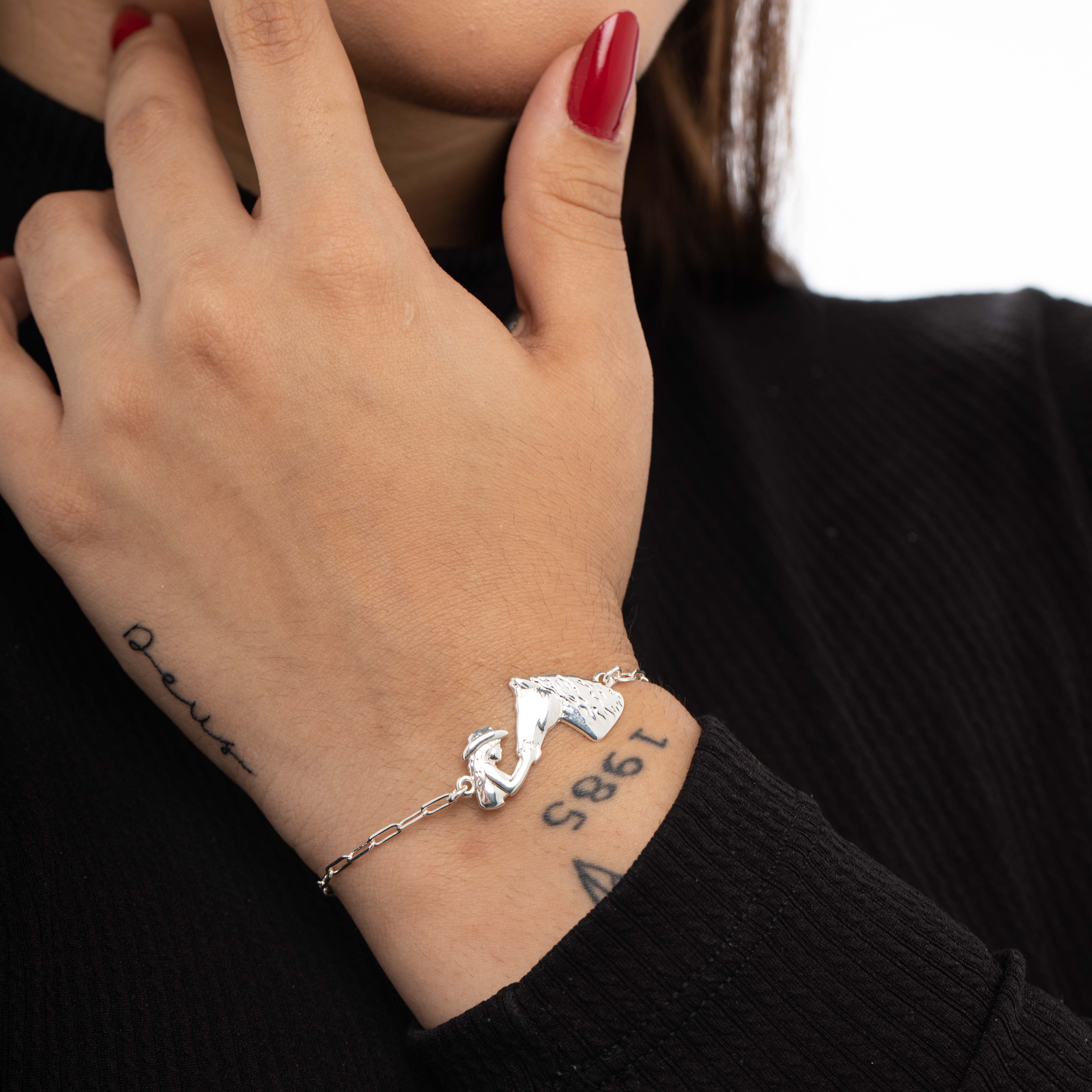PULSEIRA CARTHIE MENINA E CAVALO LISO COM EXTENSOR - BANHADO A PRATA 925