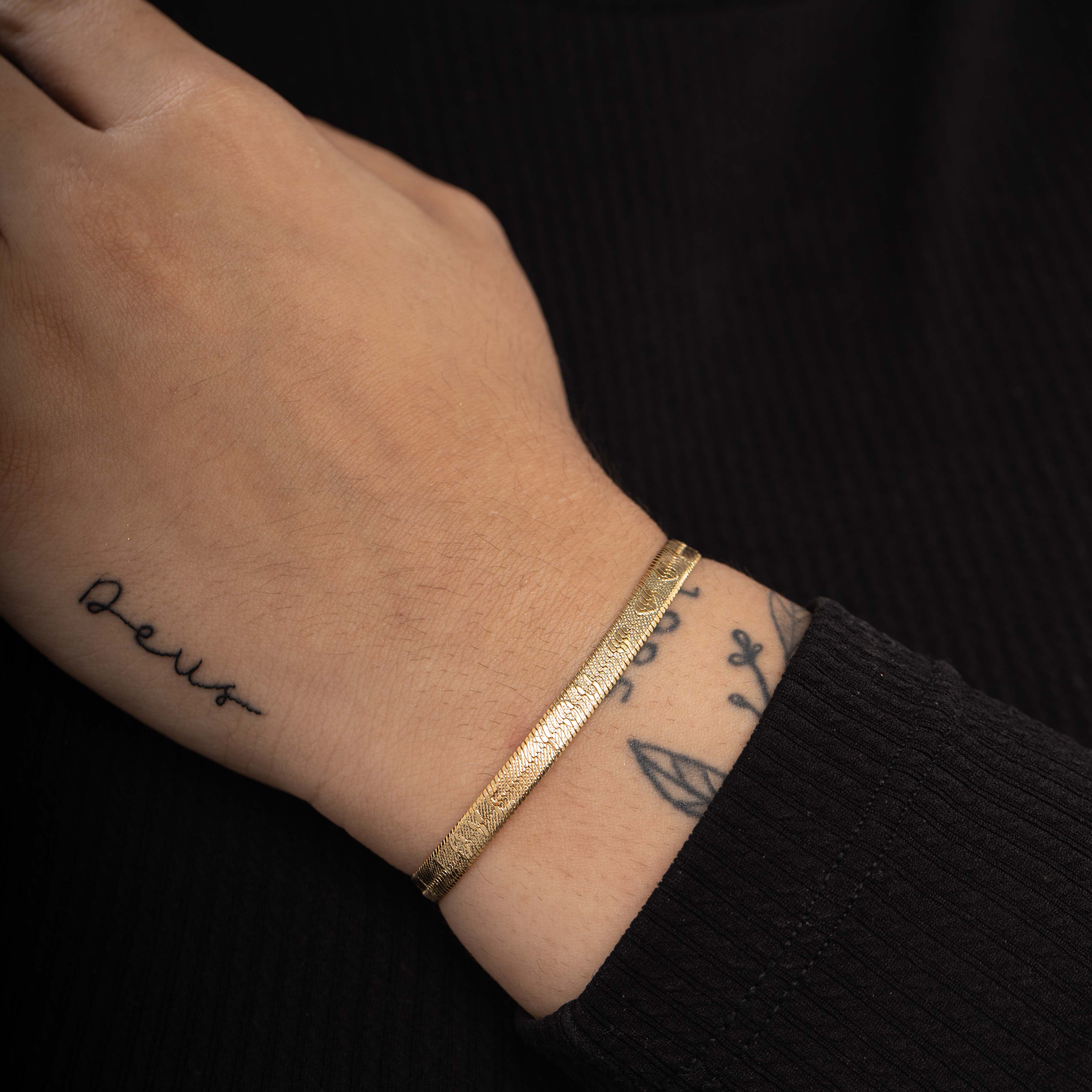 PULSEIRA LAMINADA COM ESCRITO LOVE LARGA COM EXTENSOR - BANHADO A OURO 18K